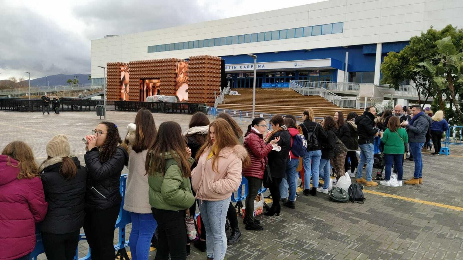 Gente a las puertas del Martín Carpena para los Goya en Málaga desde el inicio de la tarde.