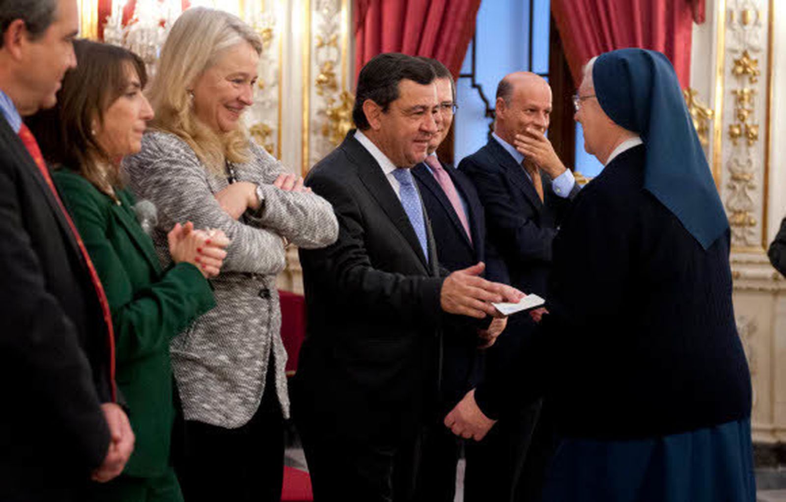 Conventos de monjas y organizaciones humanitarias recibien el tradicional aguinaldo