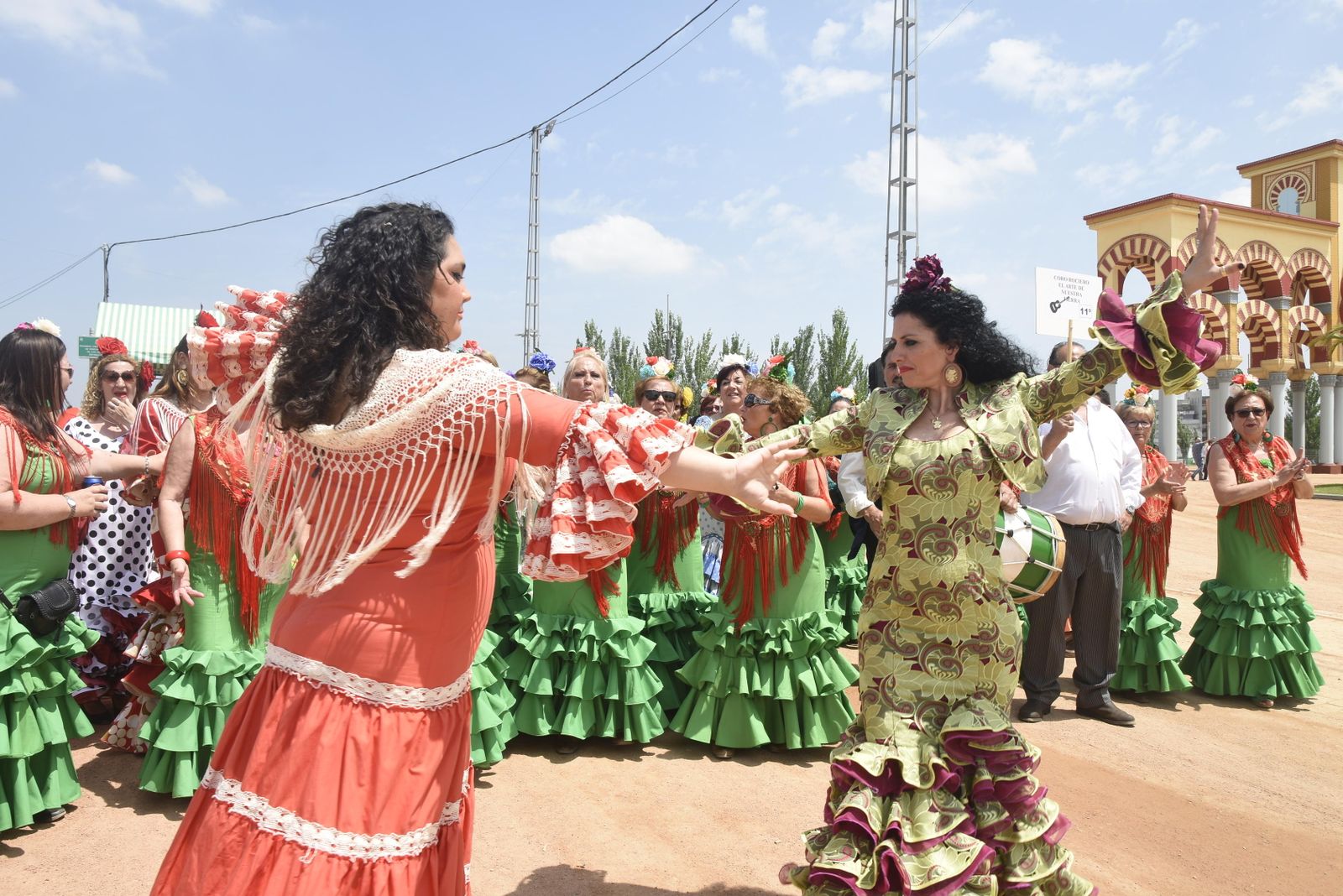 Dos mujeres bailan en la portada de la Feria de Córdoba durante el encuentro rociero.