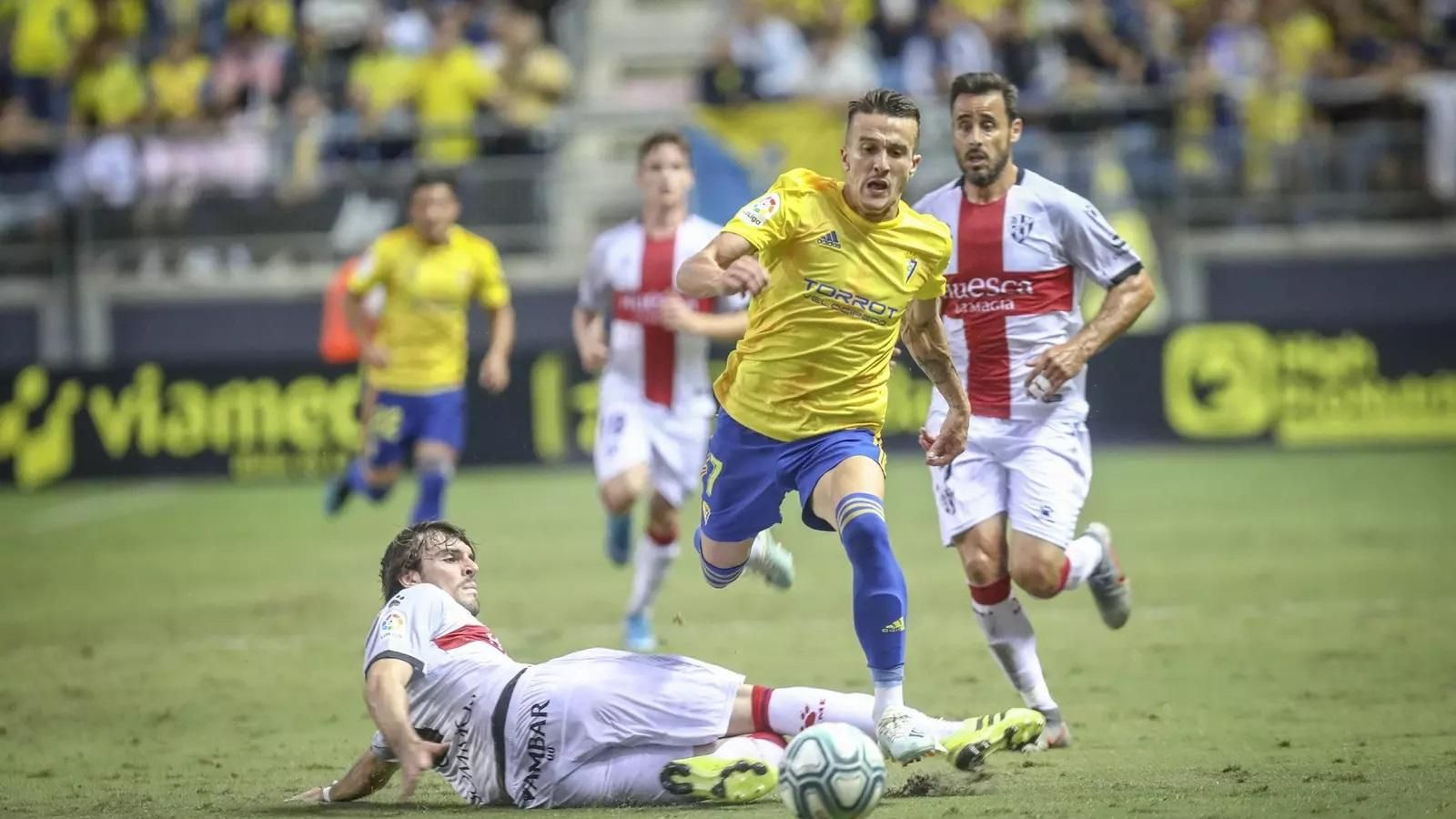 Salvi se escapa de Eugeni en el Cádiz-Huesca de la temporada 2019/20.