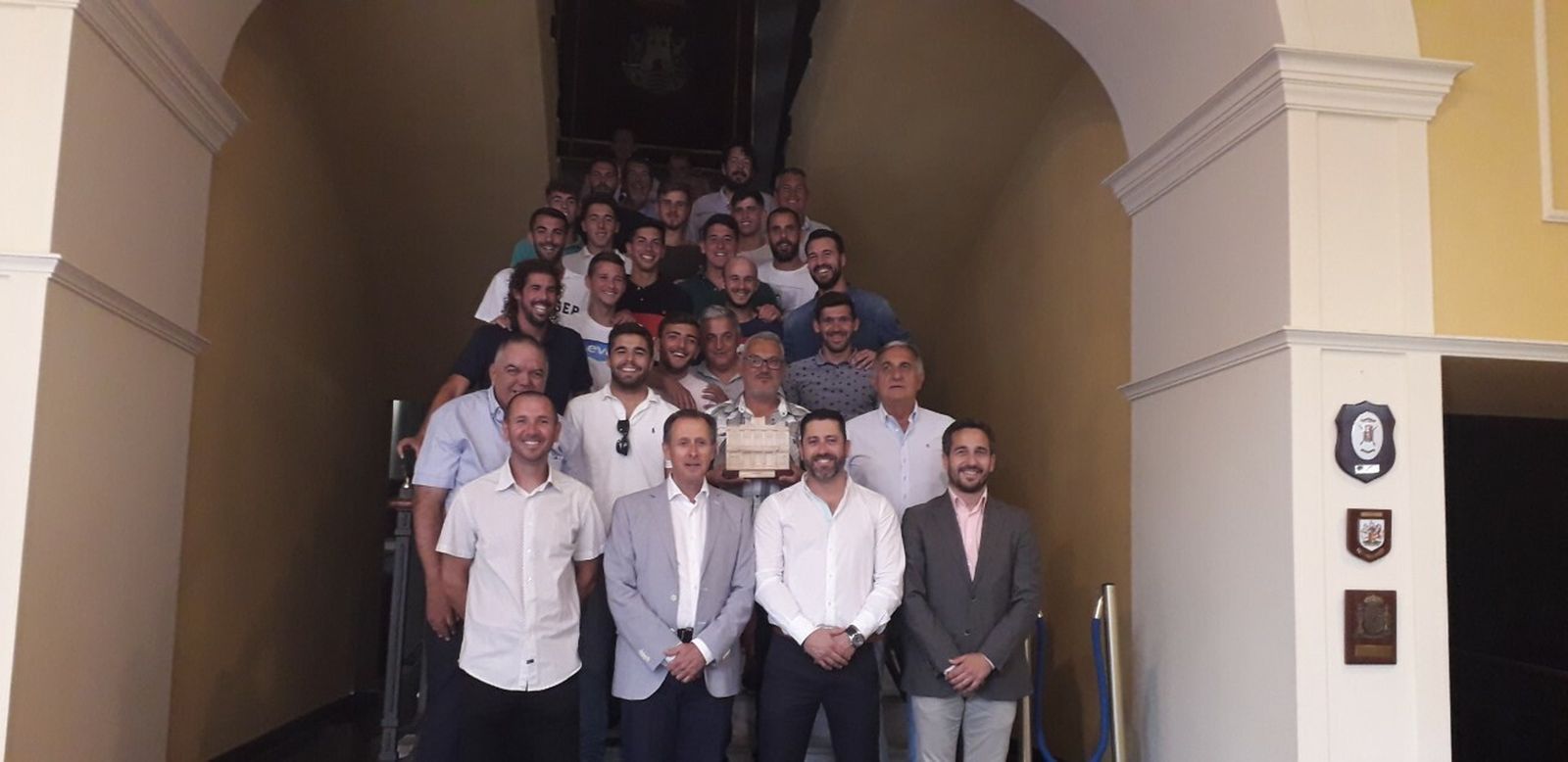 Foto de grupo en la escalerilla del Ayuntamiento.