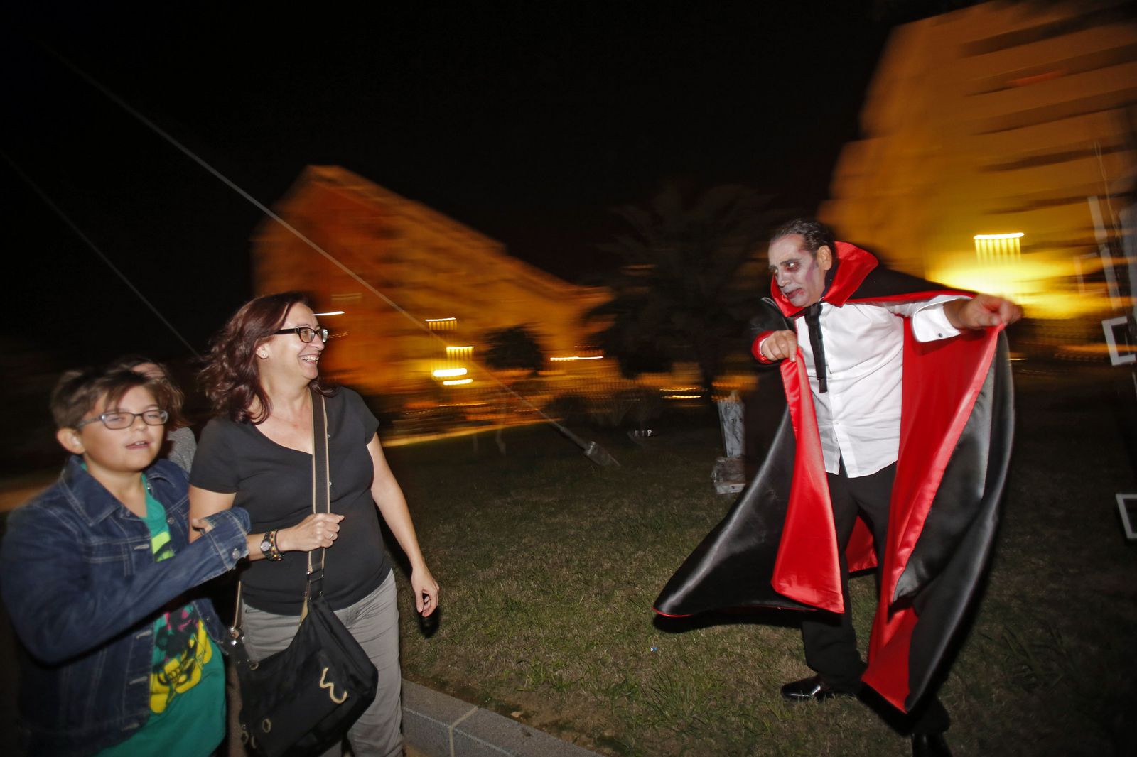 Un peculiar Drácula intenta asustar a una pareja de visitantes del Bosque del Terror en la edición del año pasado.