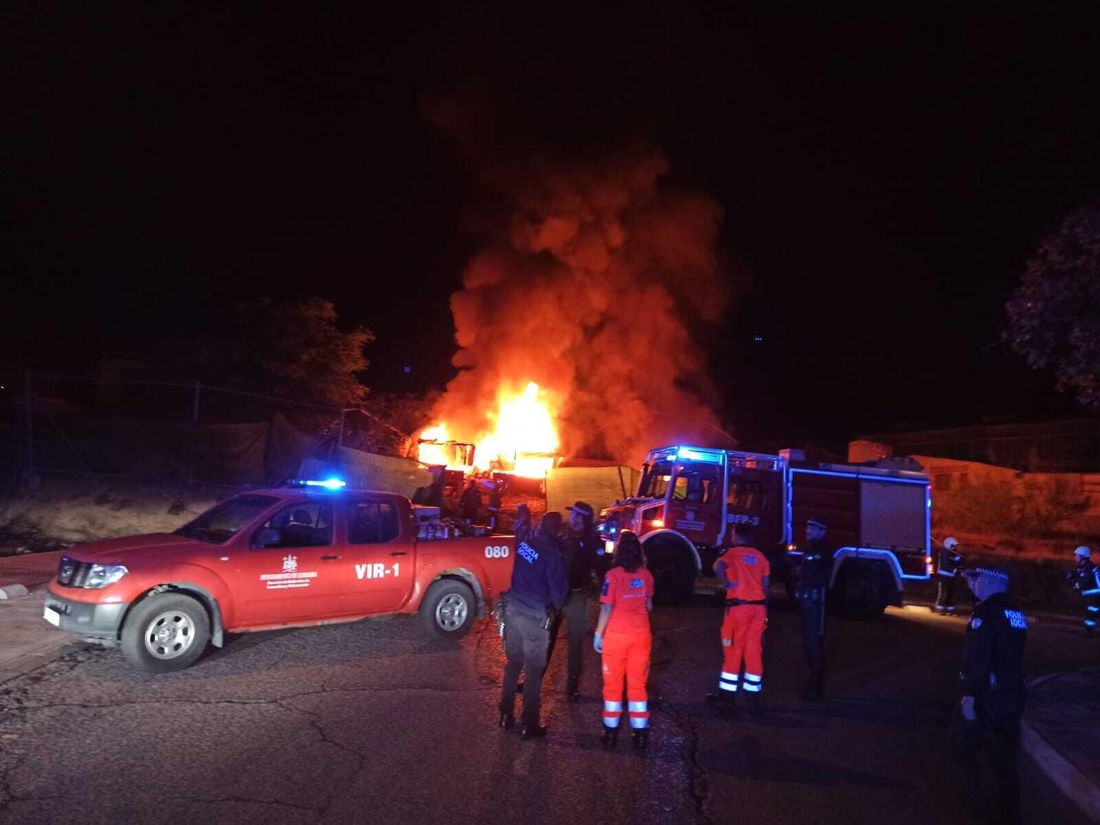 El fuego que se produjo en un descampado.