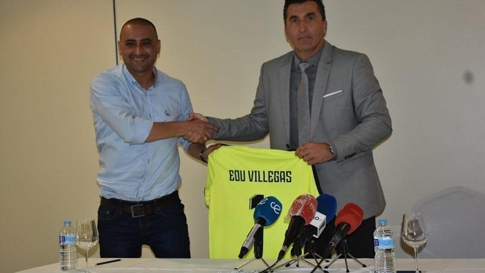 Edu-Villegas, junto a Luhay Hamido, presidente del Ceuta, en su presentación como director deportivo caballa. Edu-Villegas, junto a Luhay Hamido, presidente del Ceuta, en su presentación como director deportivo caballa.