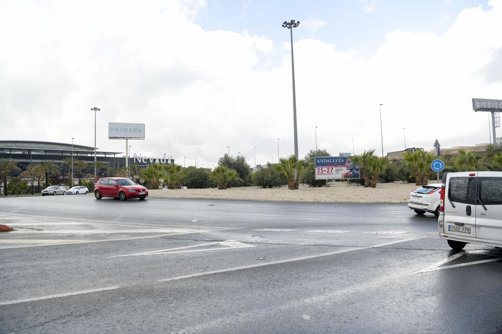 Imagen de la rotonda del PTS en la que se construirá el cruce ciclopeatonal