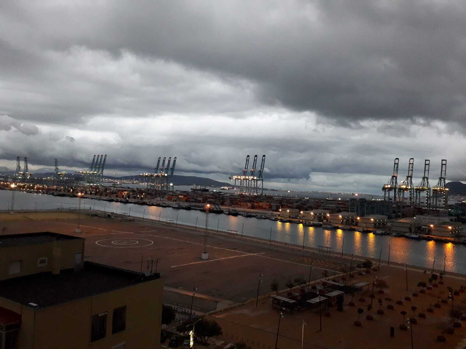 Nubes sobre el Puerto de Algeciras, este miércoles por la mañana.
