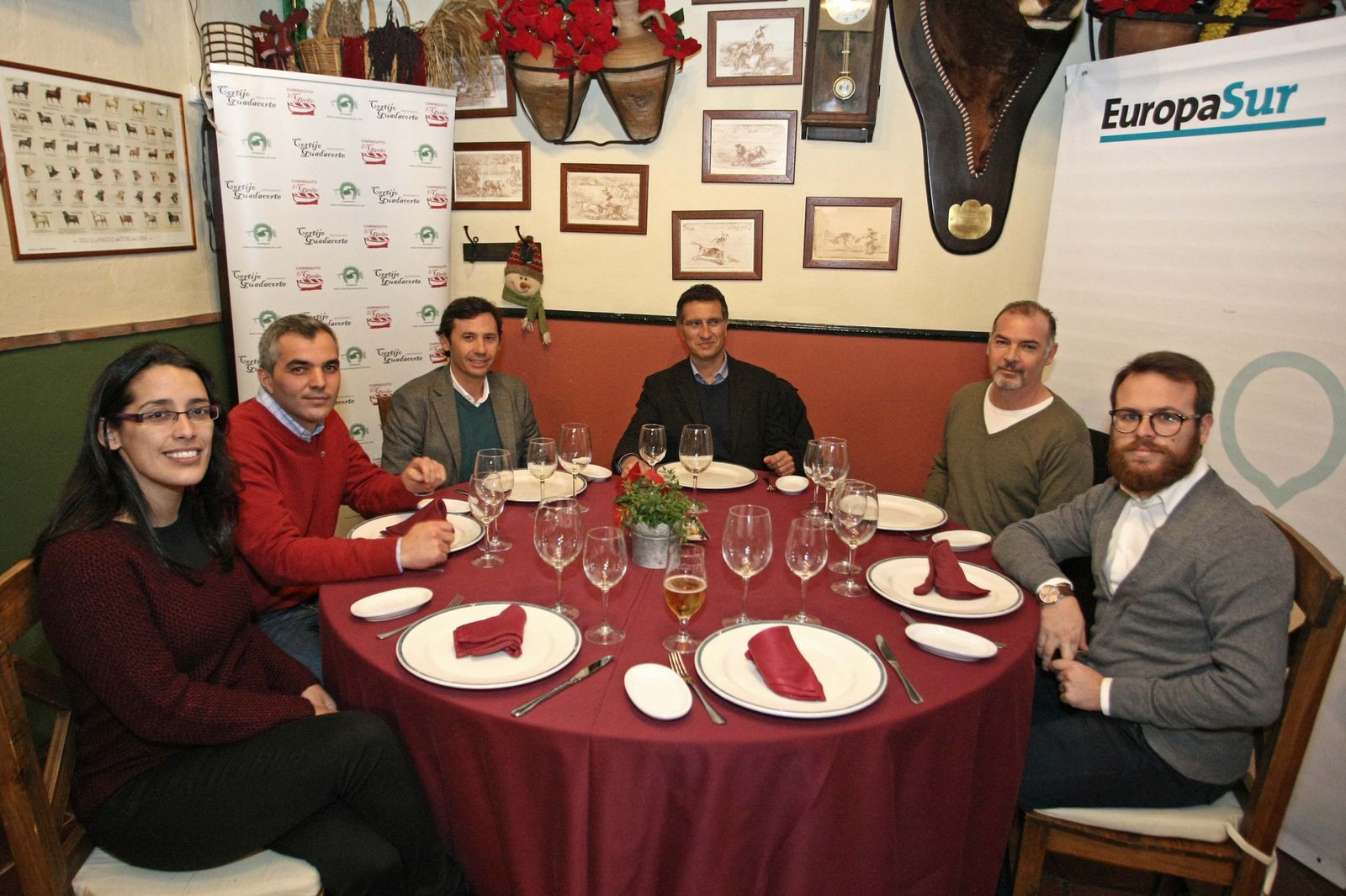 Raquel Montenegro, Gonzalo Valdés, Javier Rodríguez Ros, Javier Chaparro, Enrique Talavera y Francis Mena, en la mesa de El Cortijo de Guadacorte.