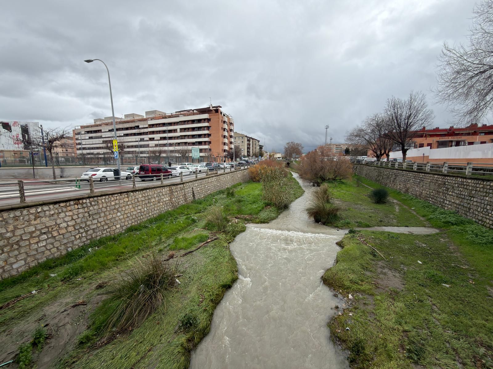 Las fotos de la previa de la borrasca Leonardo: nieve en Prado Negro y el río Genil en Granada, crecido
