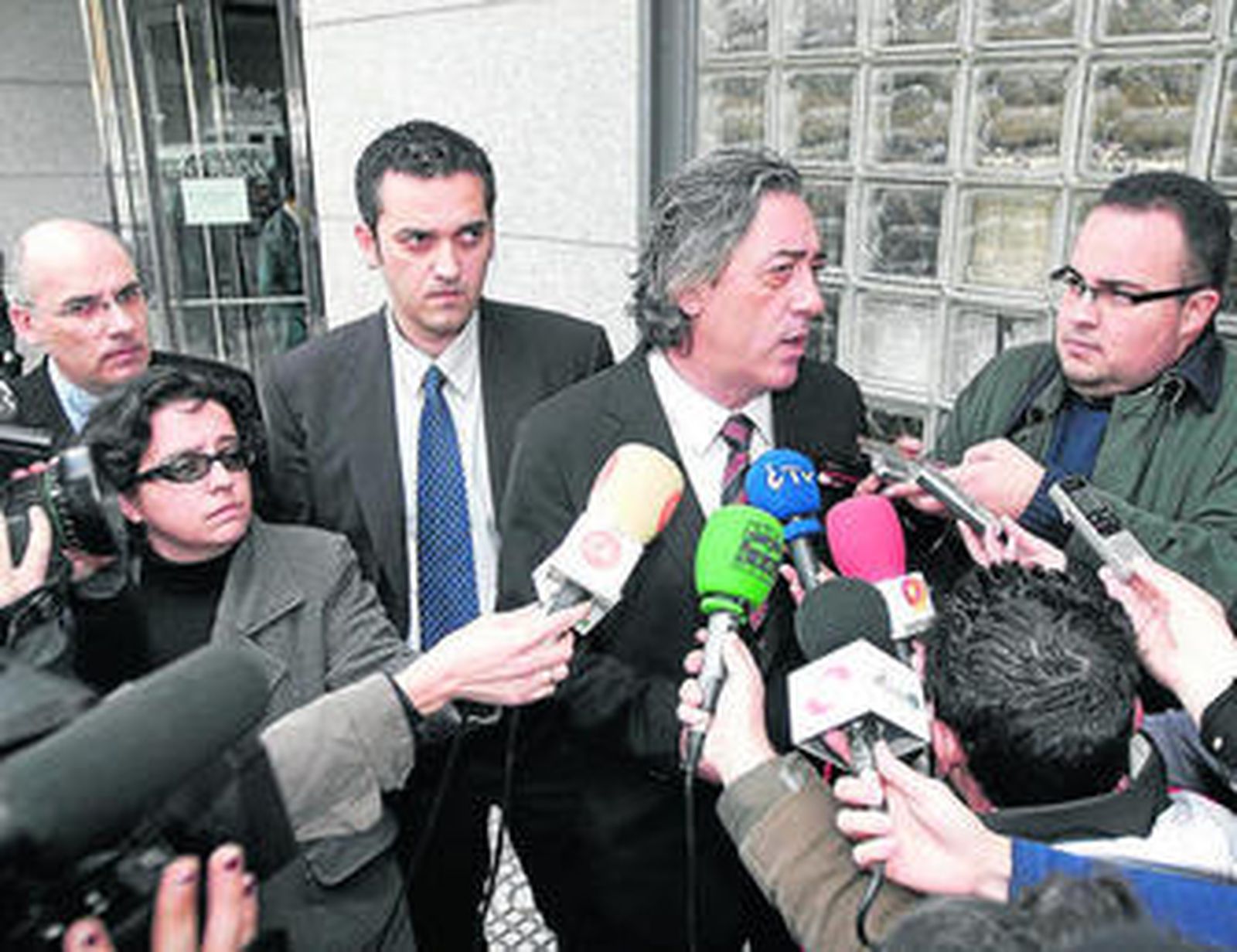 El letrado Juan Torres, a la salida de los juzgados tras prestar declaración su cliente, el alcalde de El Ejido.