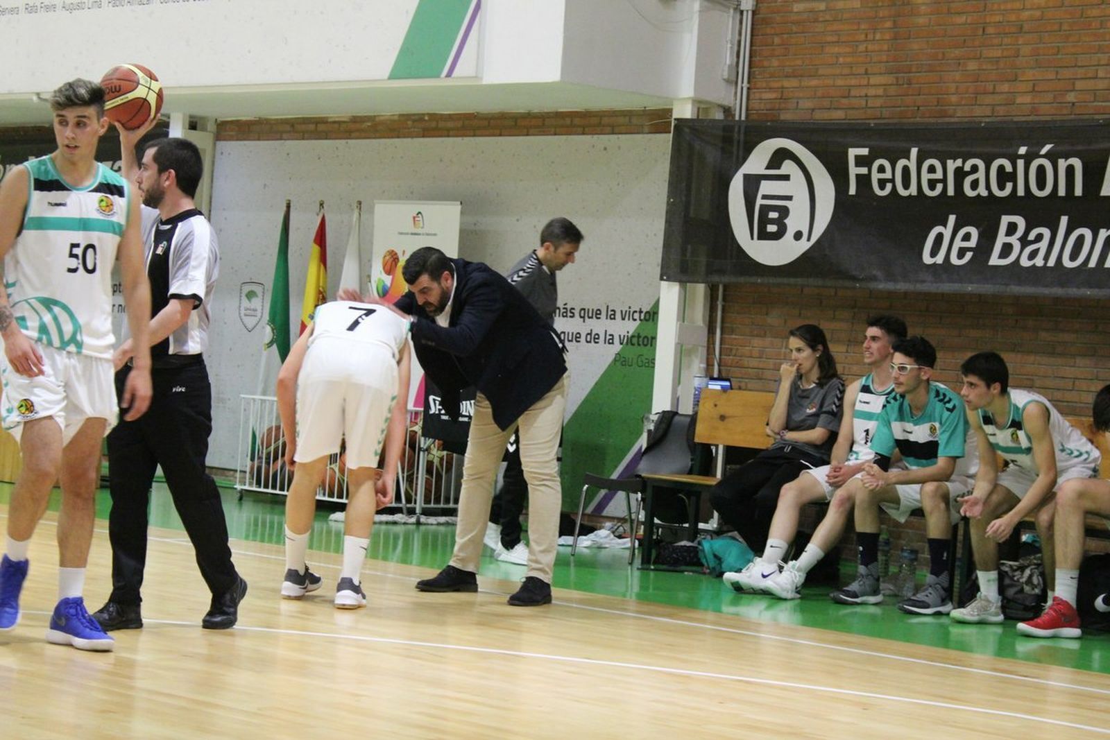 Ezequiel Paz (dorsal 50), en un lance del Unicaja-CAB Estepona