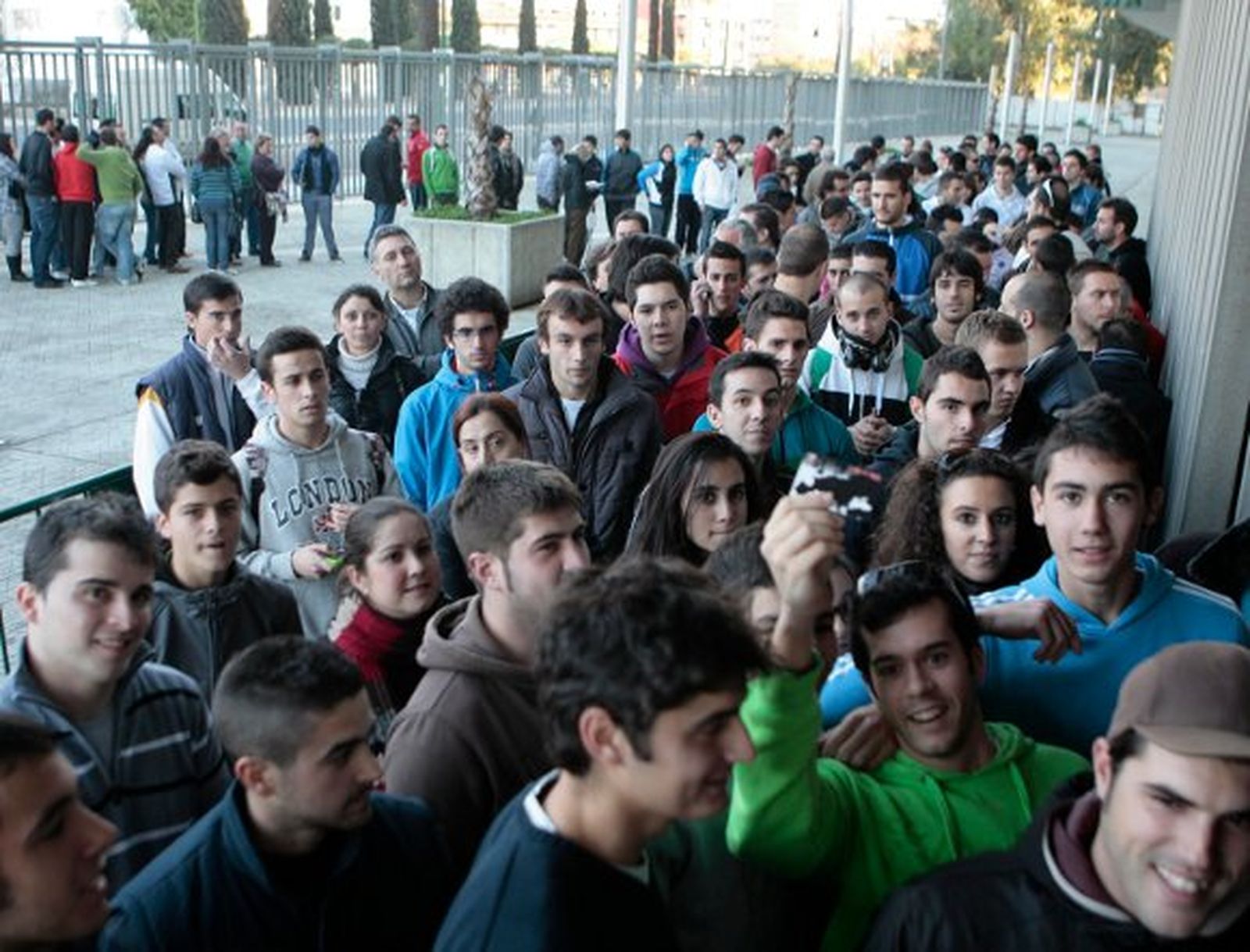Grandes colas en el Villamarín para adquirir las entradas del derbi