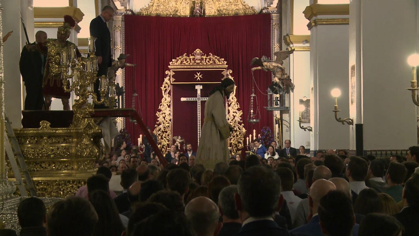 Subida del Señor del Silencio a su paso en el interior de la Iglesia de San Juan de la Palma.