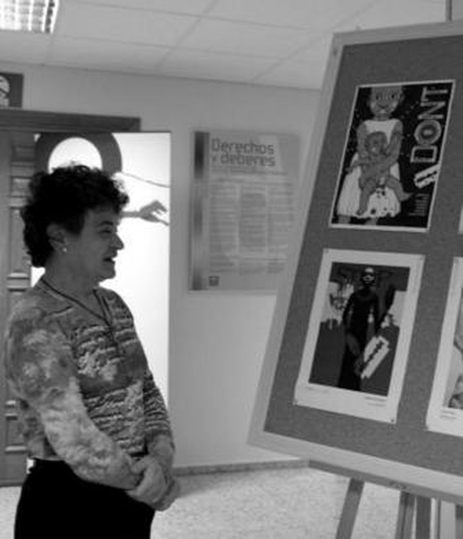 Carmen Sánchez junto a los carteles de la campaña.