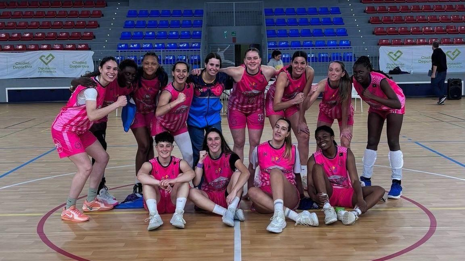 Jugadoras del Club Baloncesto Ciudad de Moguer, Logística Transloyma CBC Moguer, celebra su pase a cuartos.