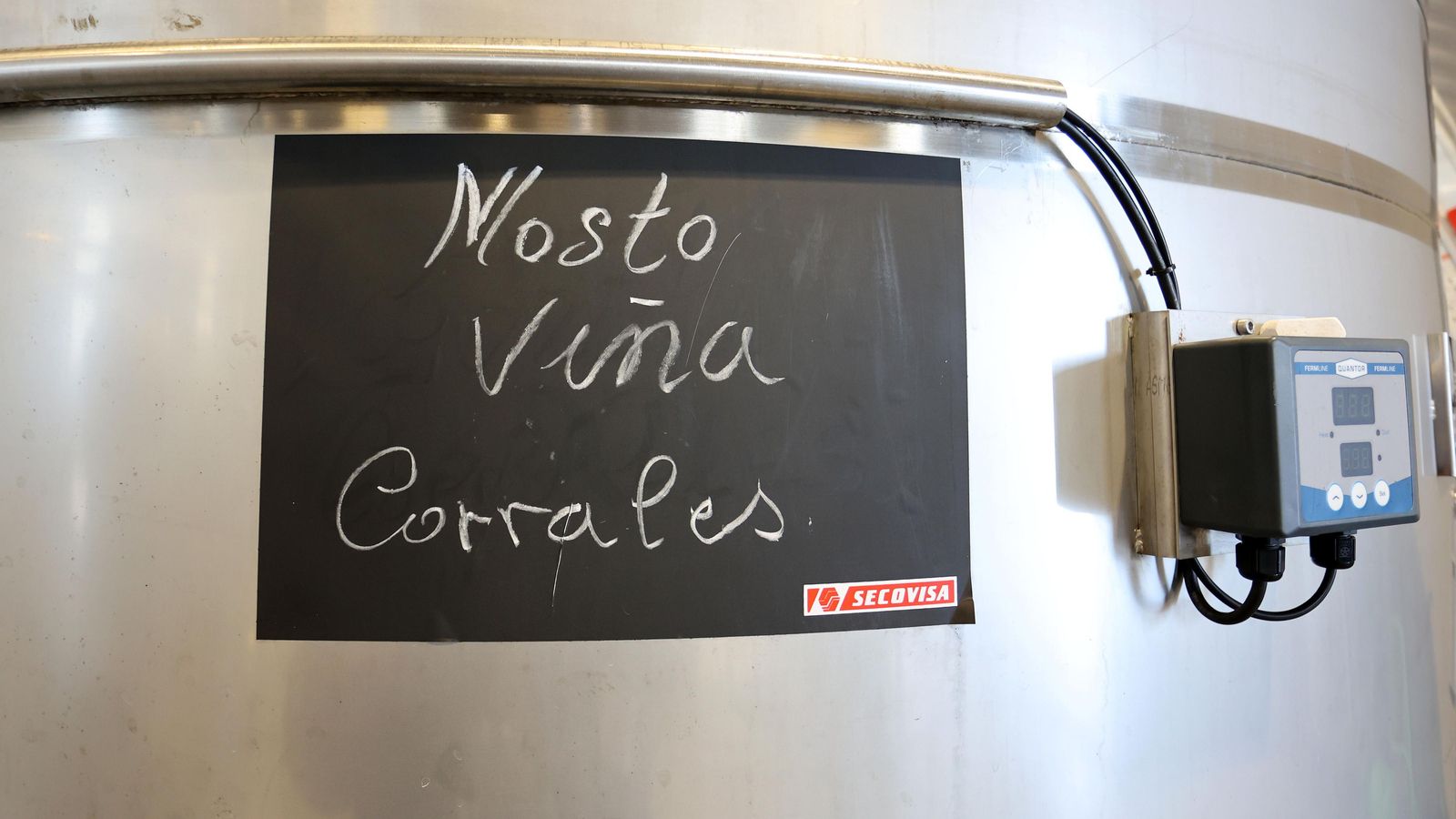 Cartel identificativo del mosto que contienen los depósitos. Cartel identificativo del mosto que contienen los depósitos.