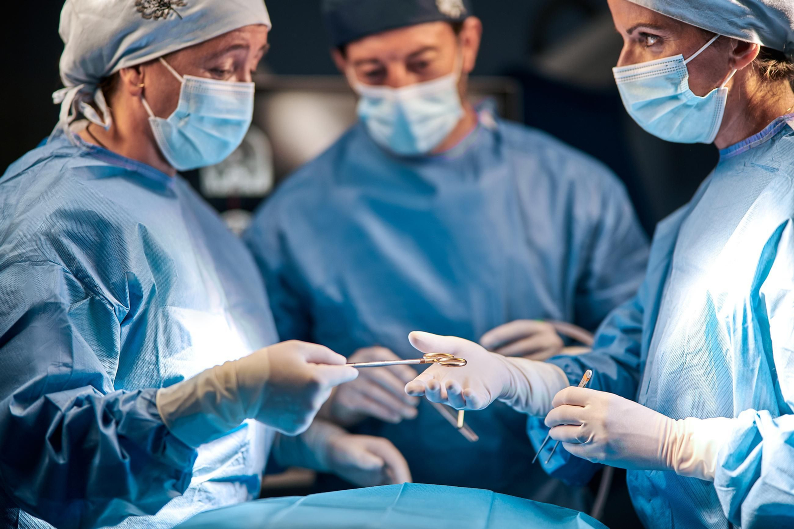 El neurocirujano junto a la doctora Ana María Román Cutillas y la doctora Ana Jorques Infante, durante una intervención quirúrgica. El neurocirujano junto a la doctora Ana María Román Cutillas y la doctora Ana Jorques Infante, durante una intervención quirúrgica.