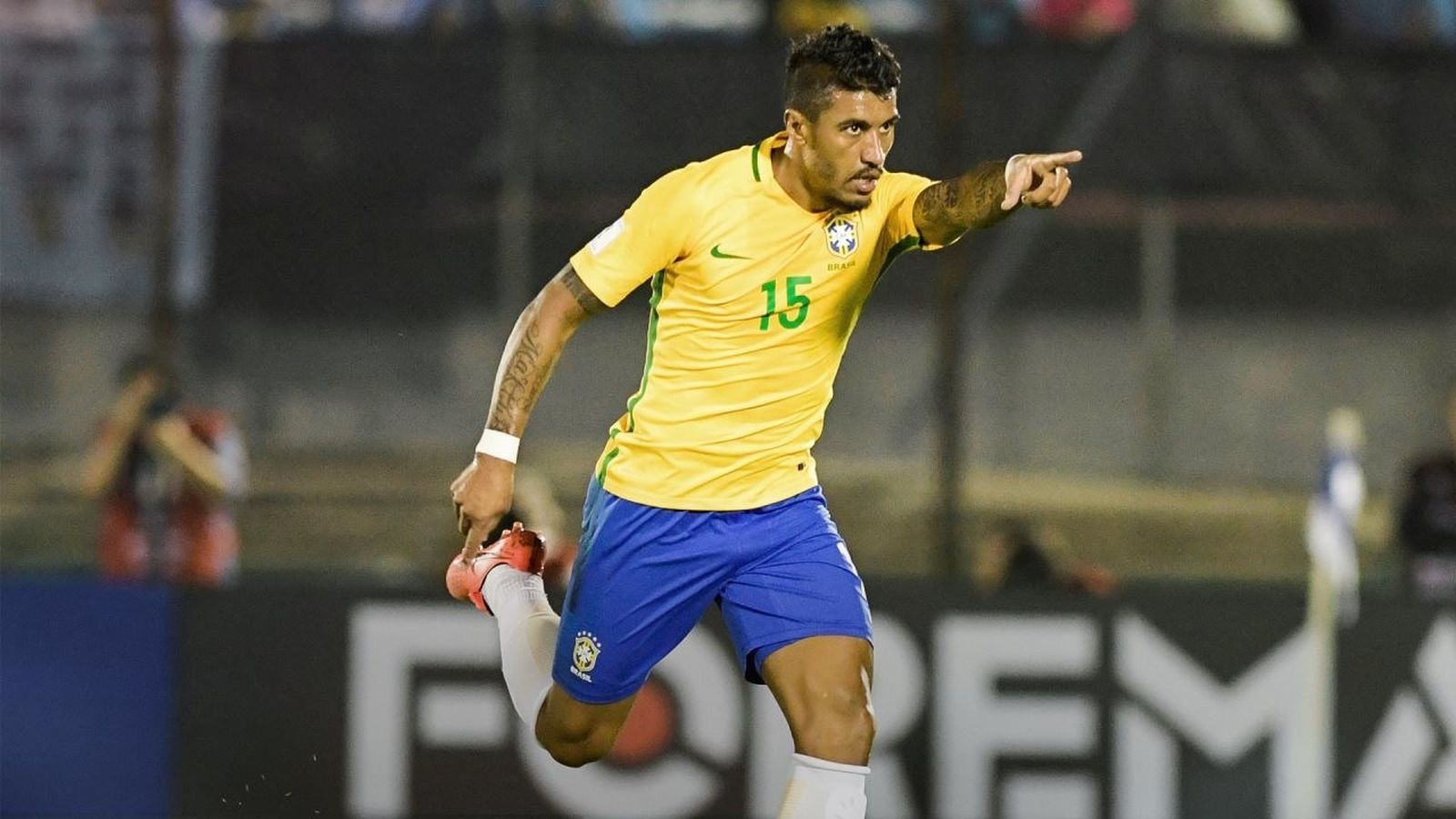 Paulinho, en un partido con la selección brasileña