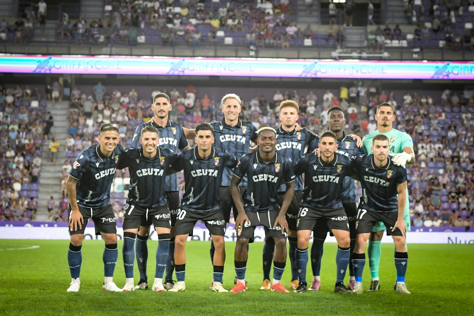 Once titular de la AD Ceuta en el estreno liguero en Valladolid, con Gonzalo Almenara abajo,, a la derecha, y Guille Vallejo arriba