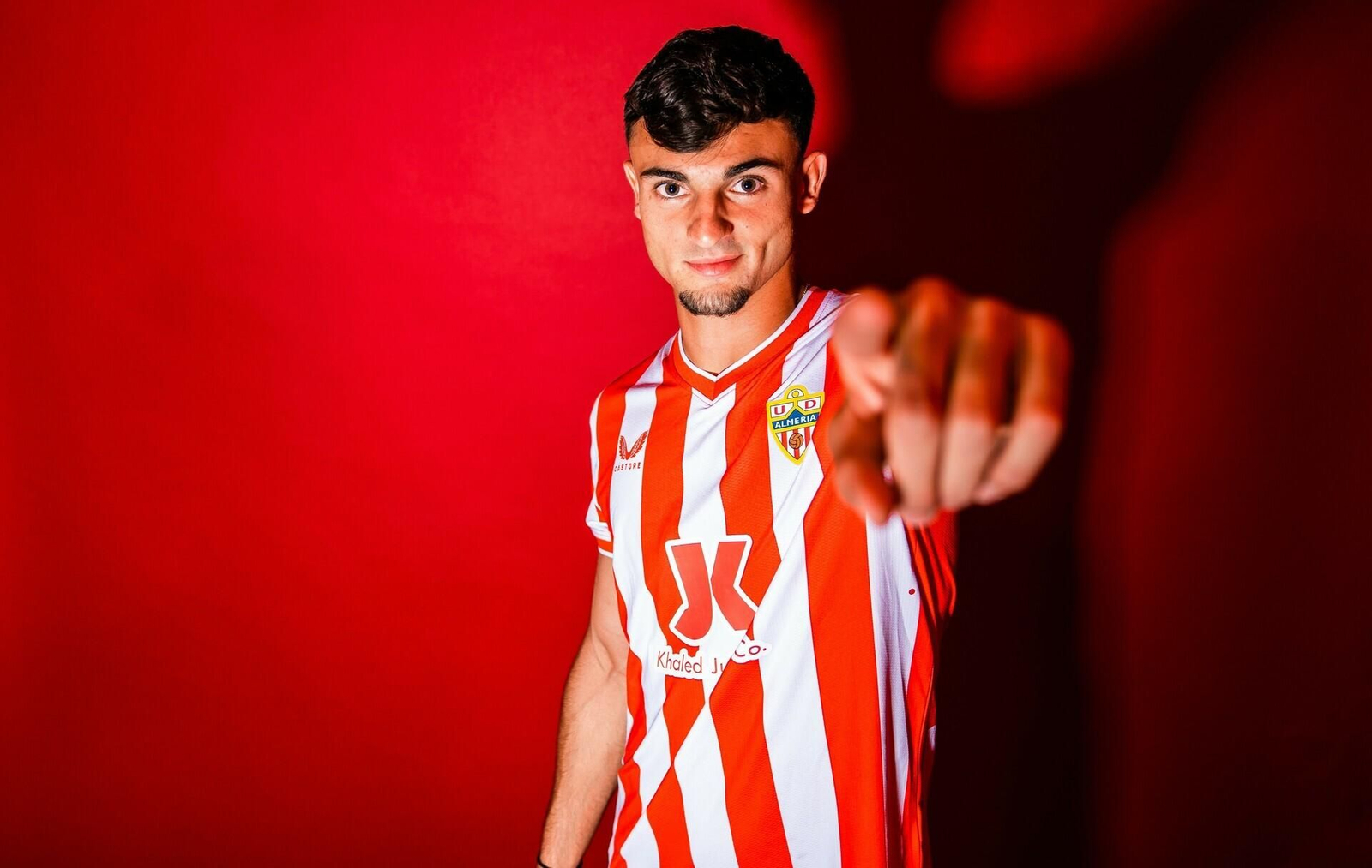 Pubill posa con su nueva camiseta