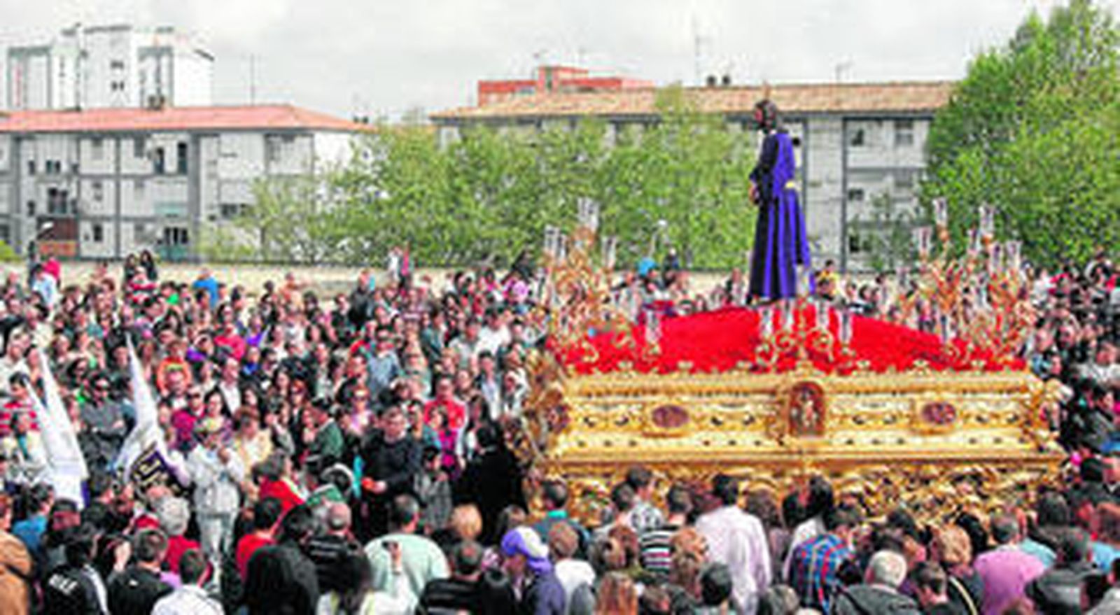 La Hispanidad a los pies del Señor Cautivo, a su salida, recorriendo los primeros pasos de un magnífico Lunes Santo en el que todo fue un continuo suceder de plegarias y emociones.