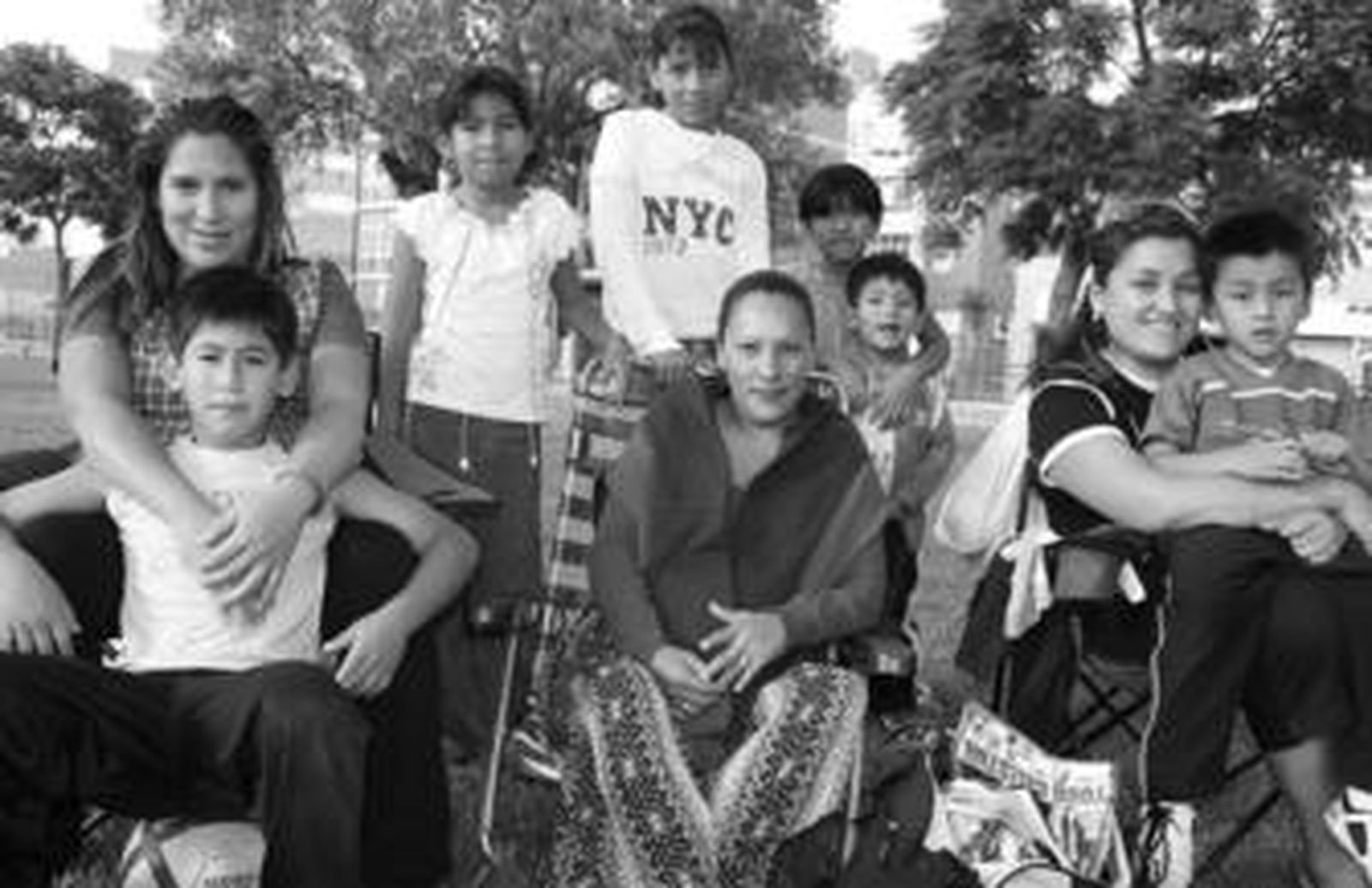 Mujeres bolivianas con sus hijos en el parque del Vino Fino de El Puerto, donde suelen reunirse los fines de semana.