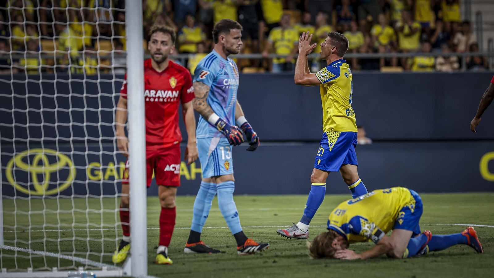 Búscate entre las fotos del partido de fútbol entre Cádiz CF y Real Zaragoza