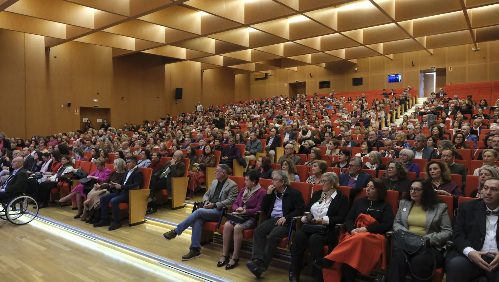 Los maestros docentes jubilados reciben su homenaje en la paraninfo de la UAL