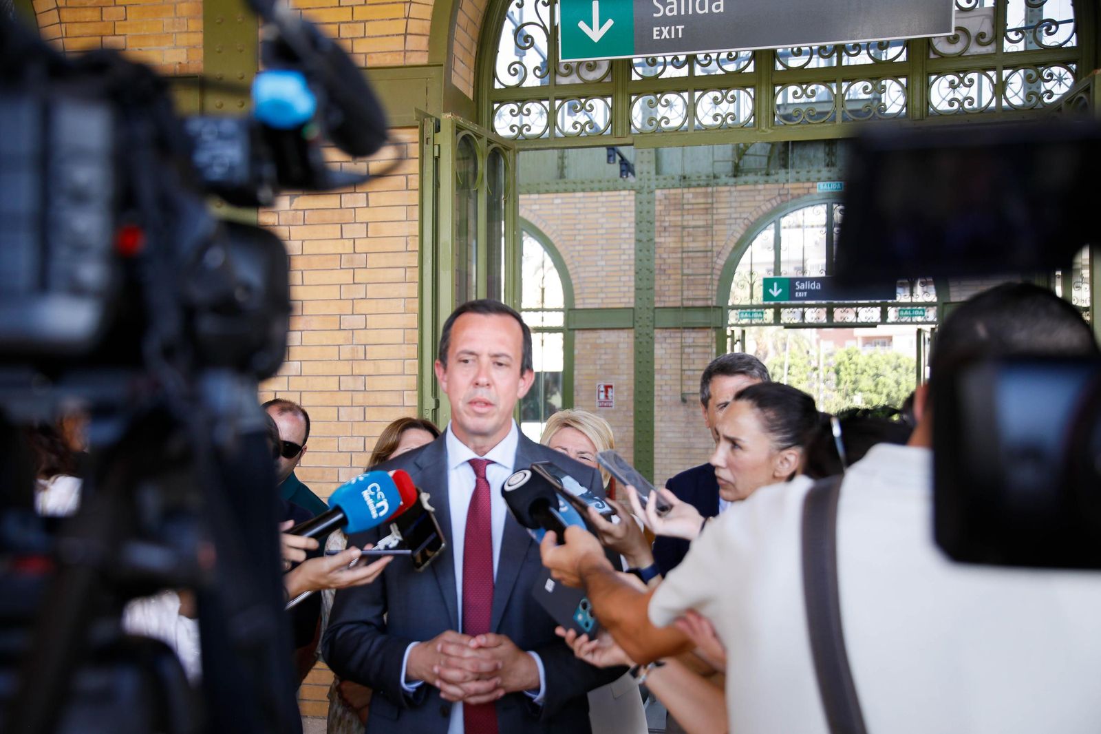 El delegado del Gobierno, Pedro Fernández, visita la estación histórica de Renfe en Almería, en imágenes