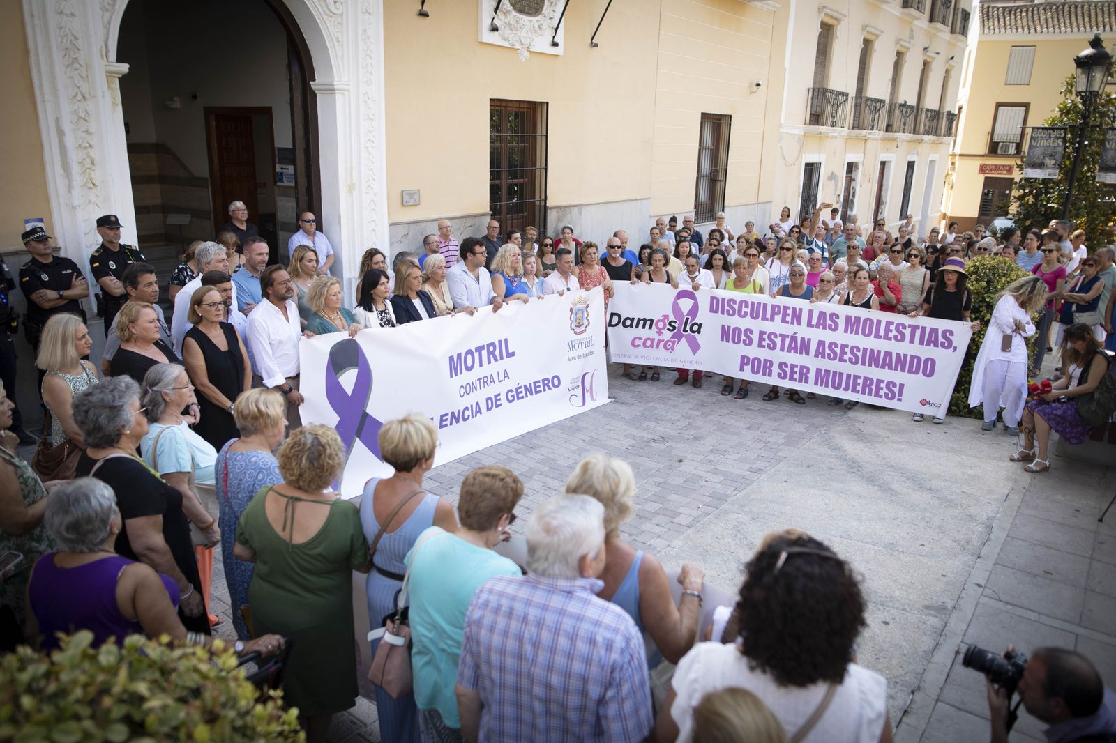 Motril guarda un minutos de silencio por el asesinato machista de Encarni