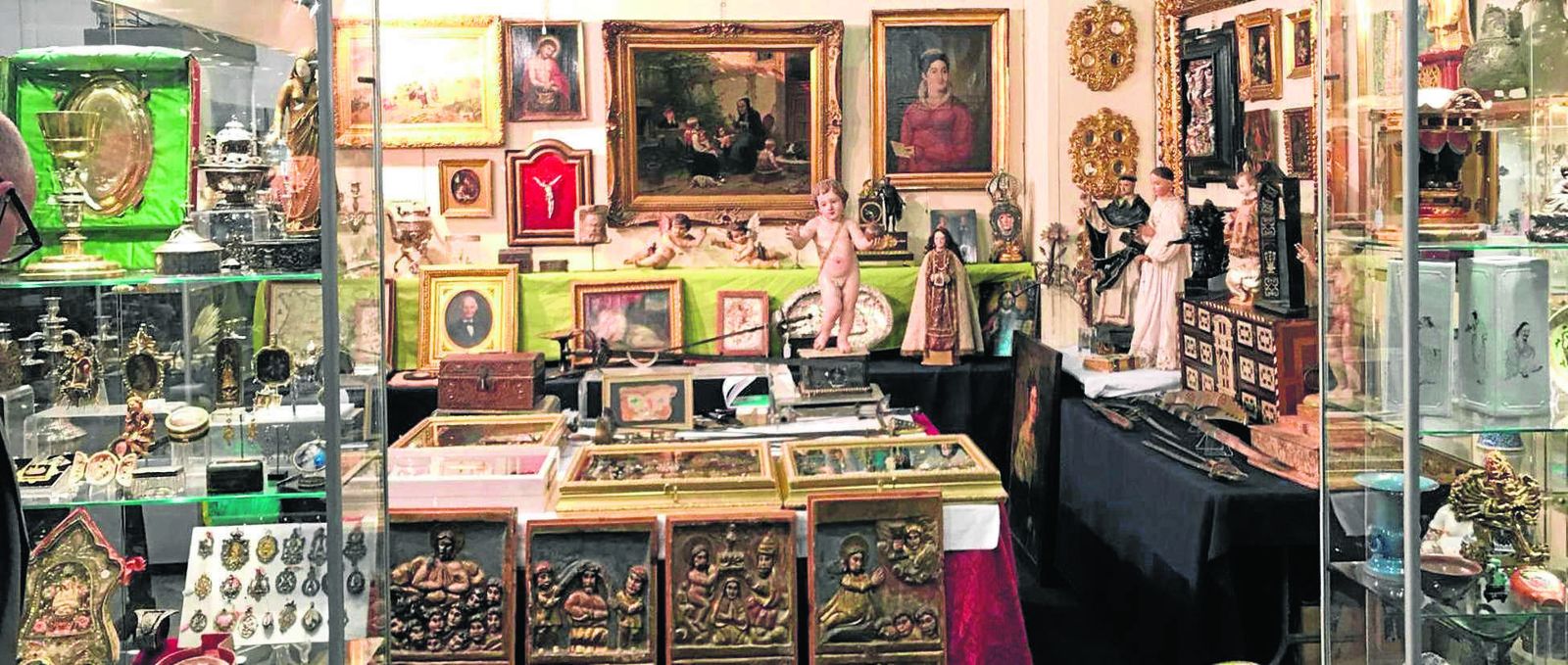 Un viaje en el tiempo a través de las piezas de la VIII Feria de Antigüedades