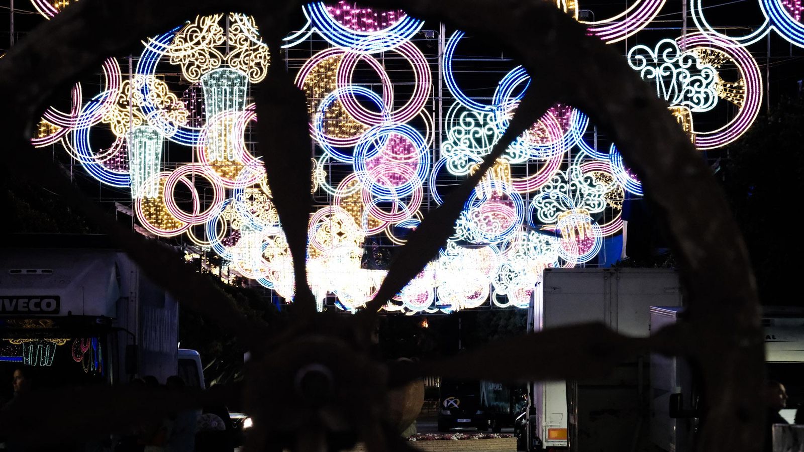 Otro de los momentos de las pruebas del alumbrado del Real para la Feria de Málaga 2024.