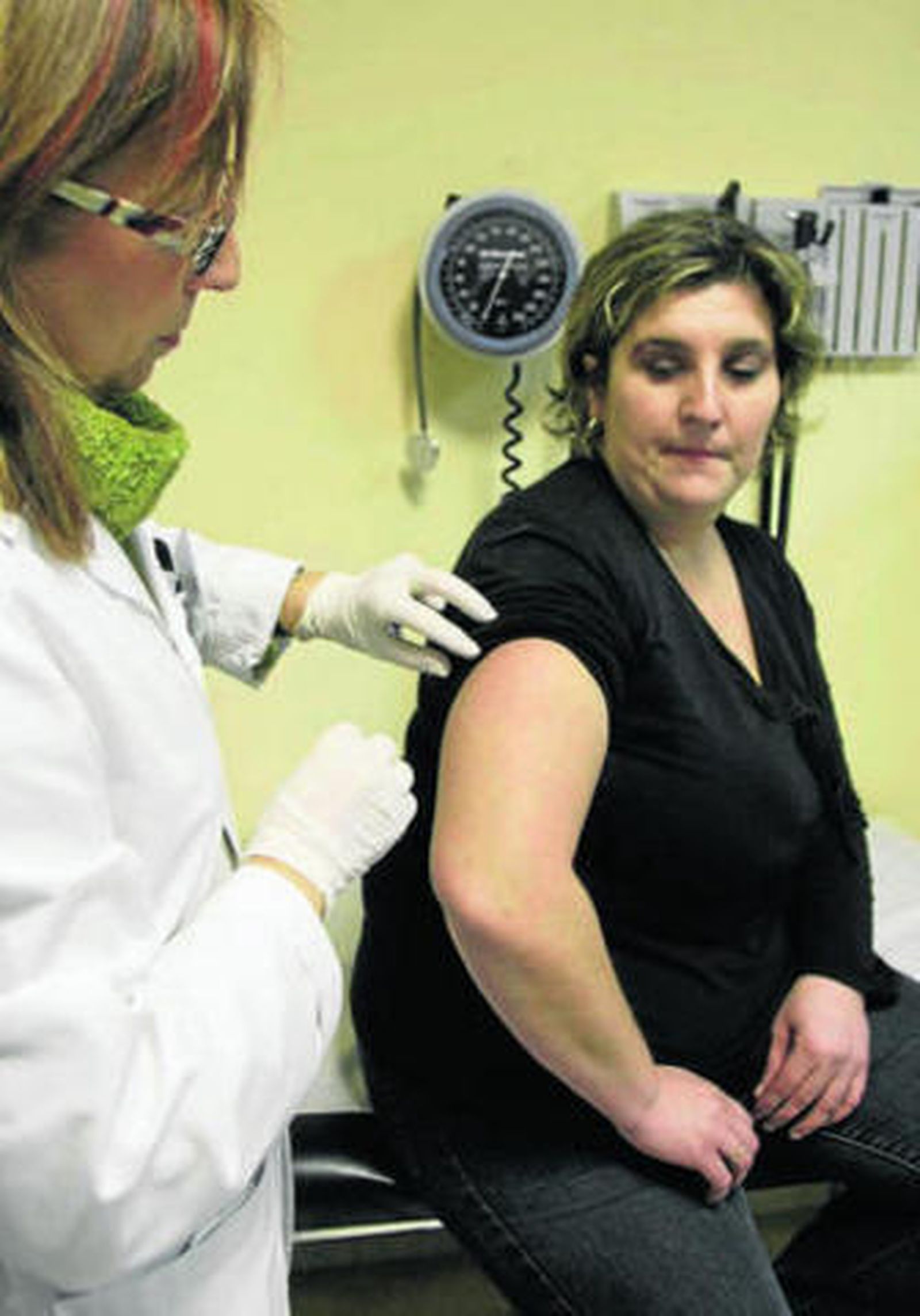 Vacunación contra la gripe en un centro de salud.