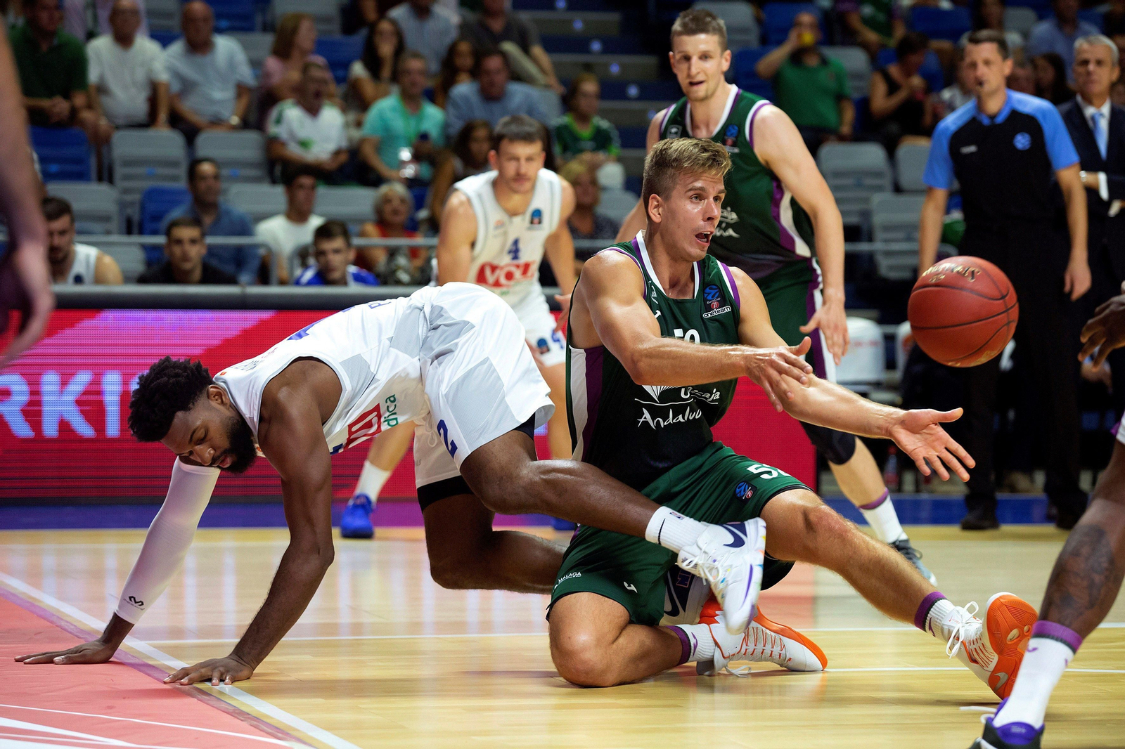 Gerun da un pase en un partido frente al Buducnost.