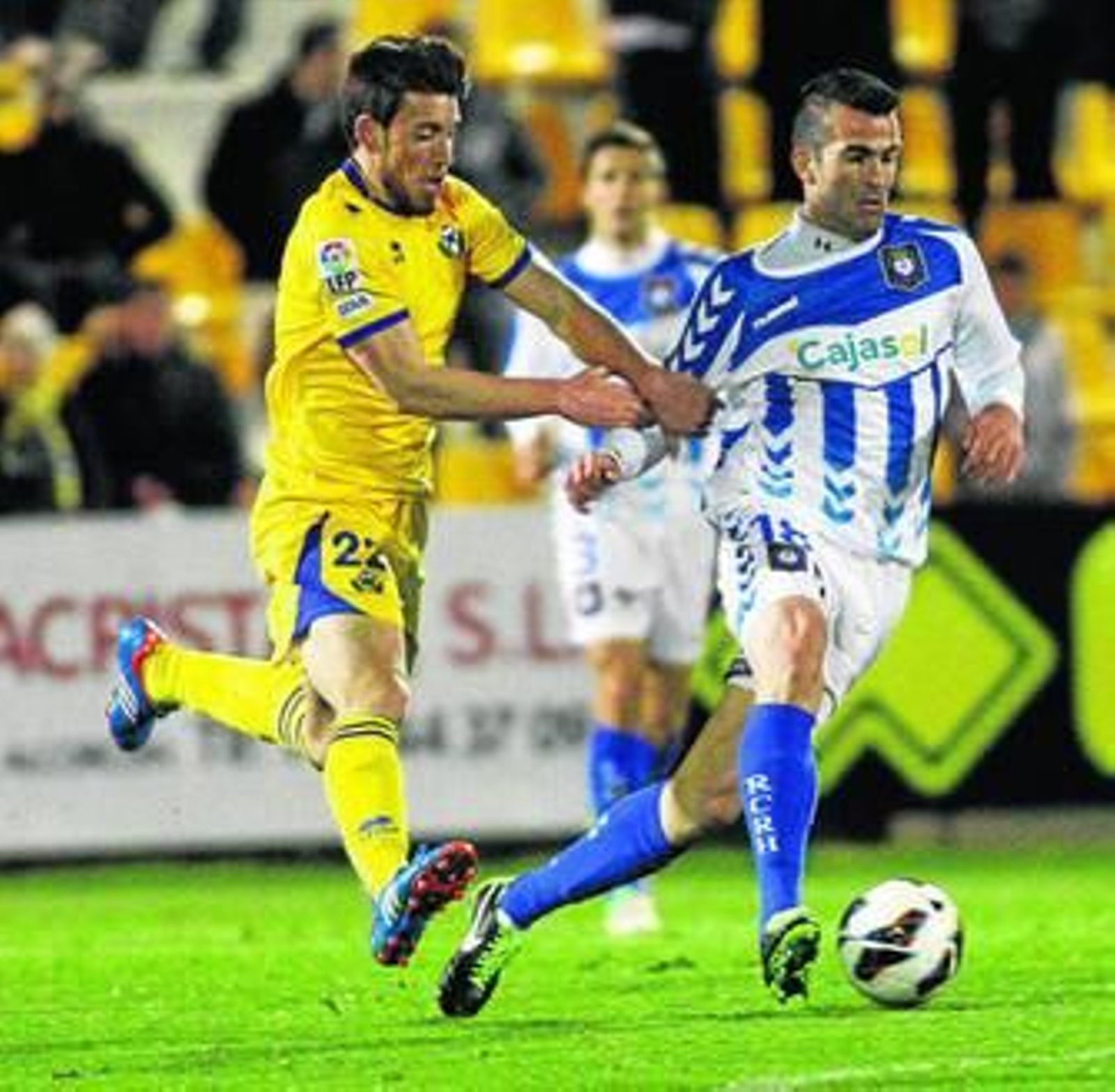 Sergi Enrich (Alcorcón) presiona a un jugador del Recreativo durante un partido de la presente temporada.