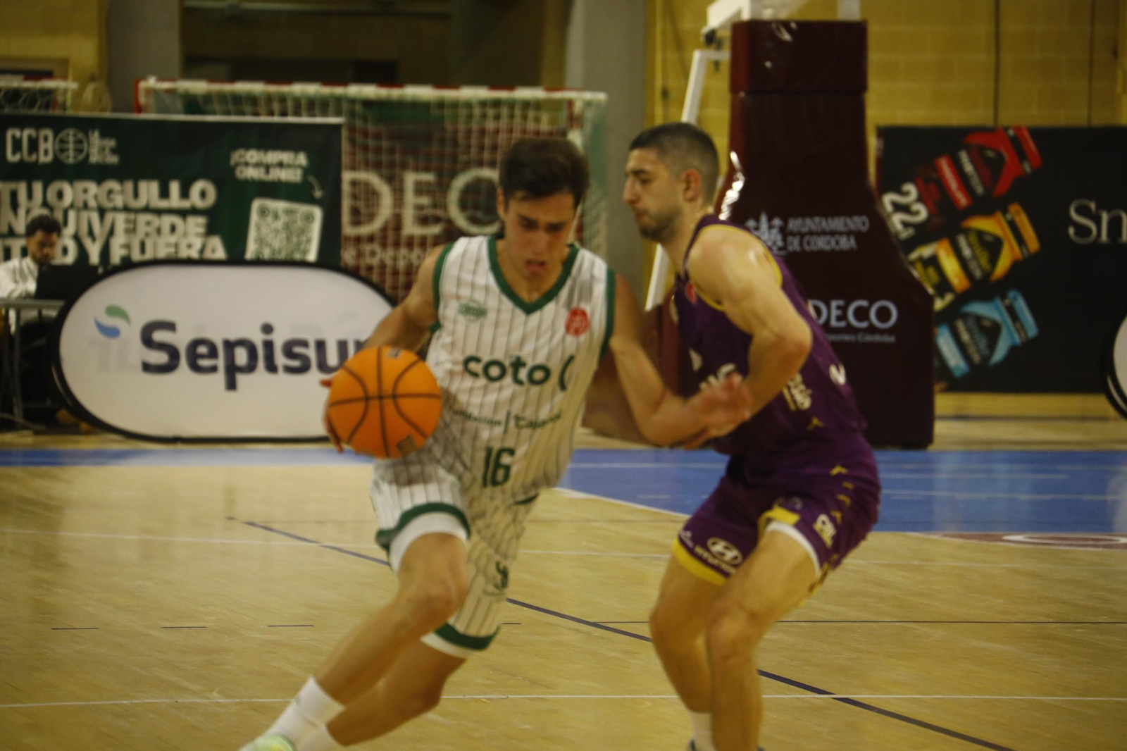 Las mejores fotos del ambiente en Vista Alegre para el Coto Córdoba - Baloncesto Valladolid