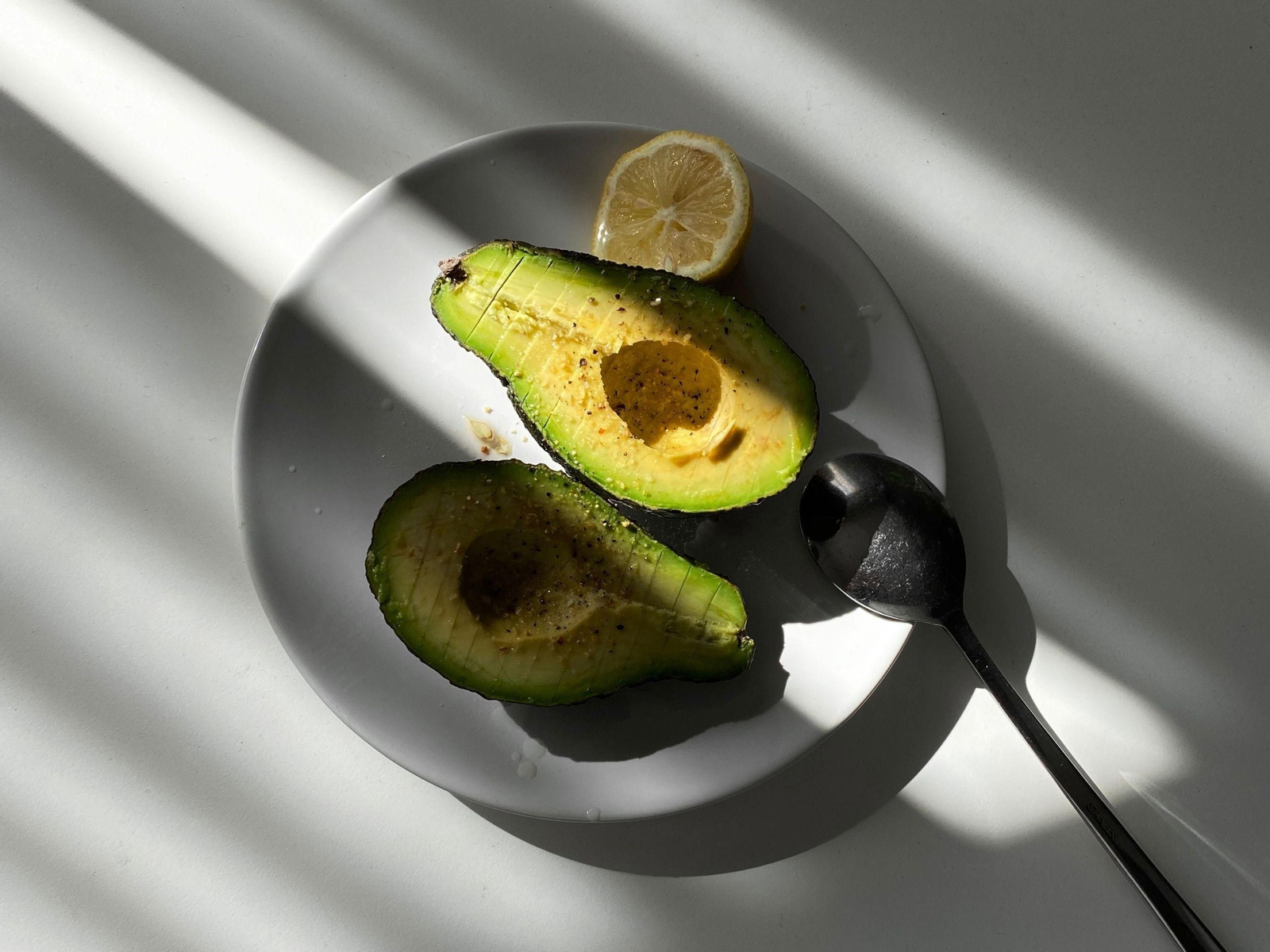 El aguacate está considerado un superalimento con el que mantener una dieta saludable y control del peso.