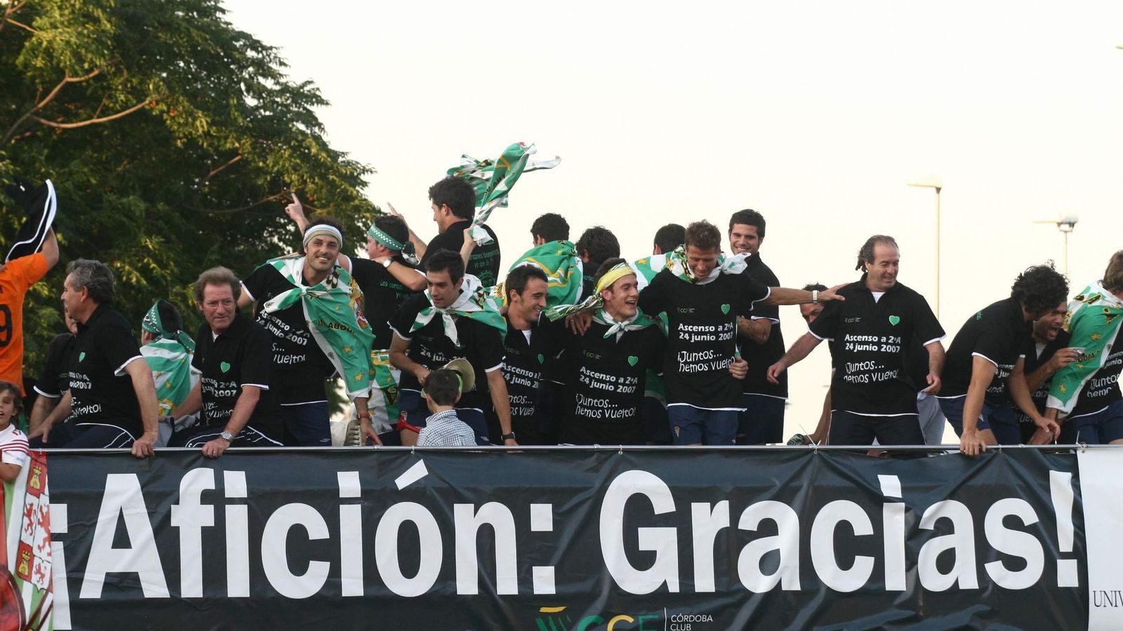 Los jugadores inician la ruta de agradecimiento por las calles de la ciudad.