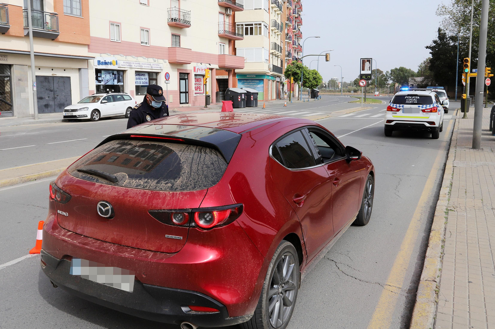 Imágenes de las actuaciones de la Policía Local de Huelva para combatir el coronavirus