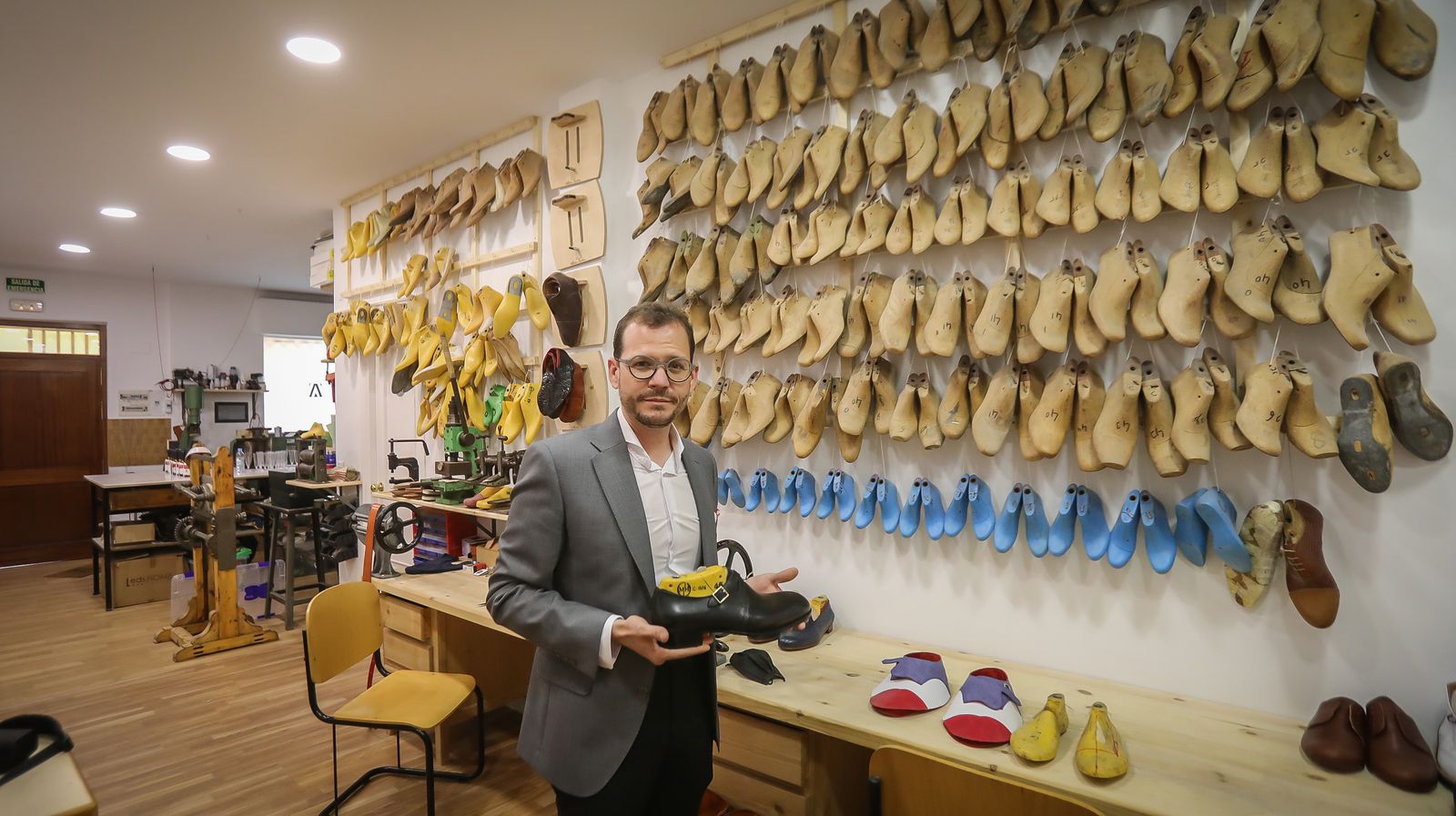 Abraham Zambrana inaugura taller y zapatería de lujo en el centro de Jerez