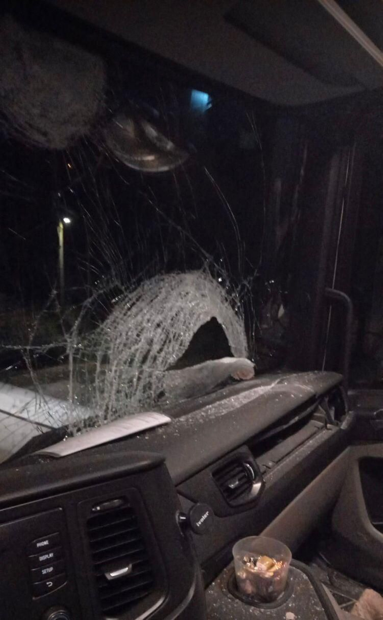 Primer plano de la luna rota de un camión.