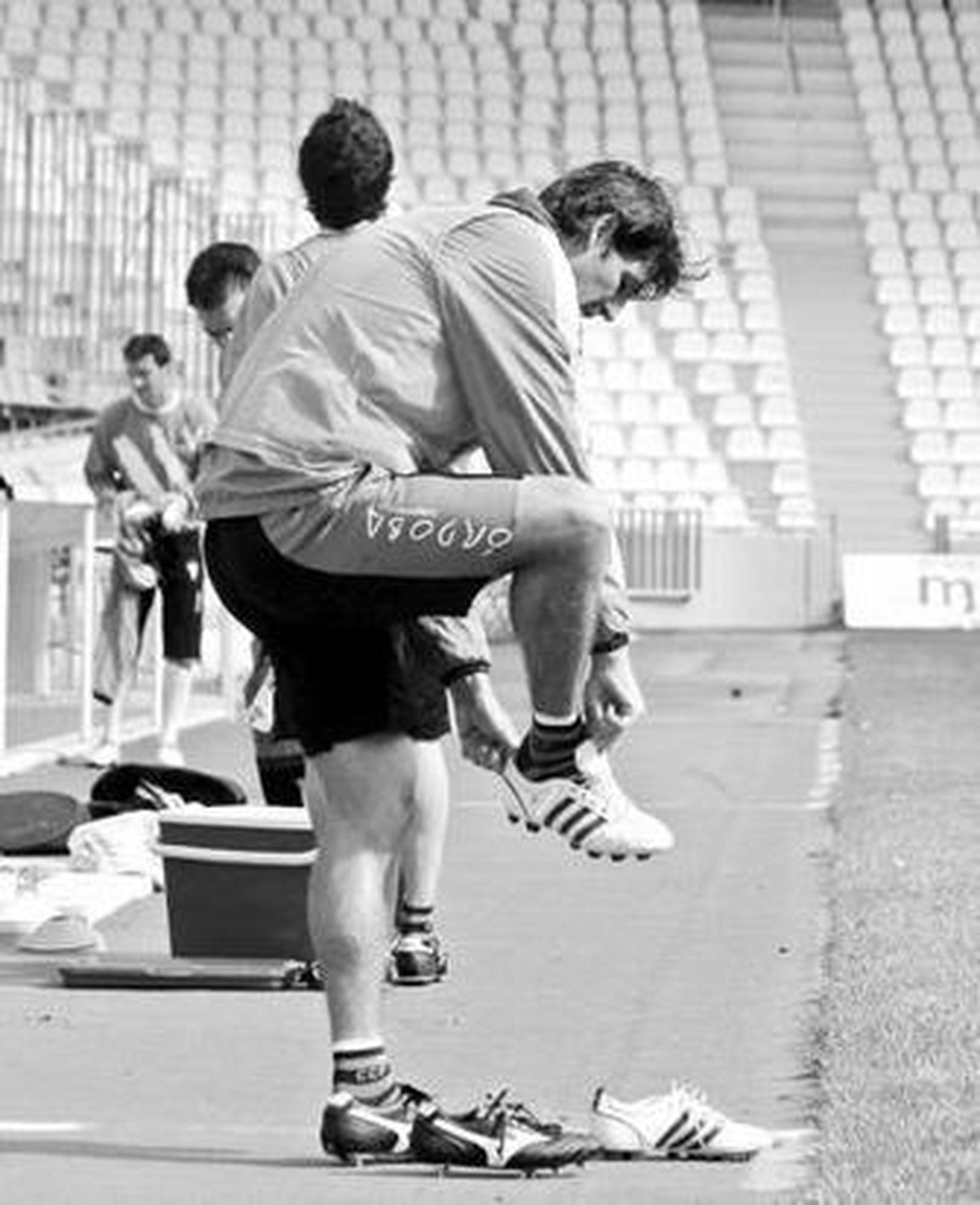 Yordi se cambia las botas para disputar el partidillo en El Arcángel, ayer.