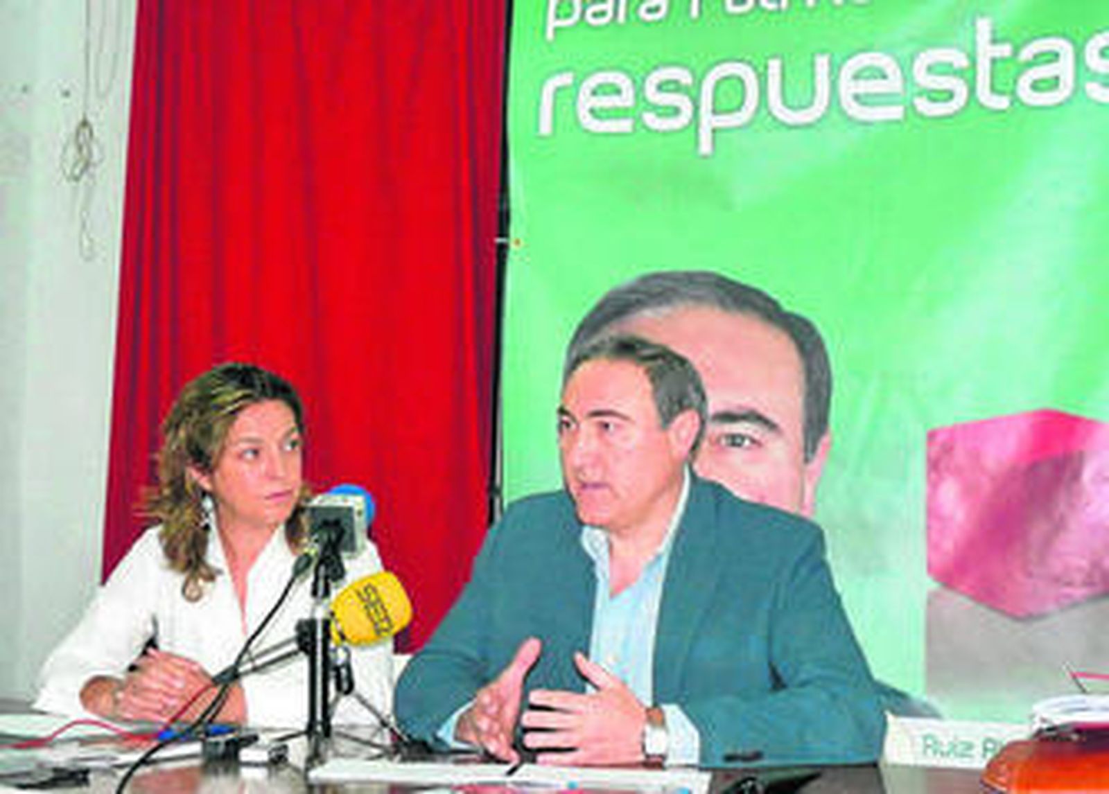 Ambrosio y Almenara, ayer, en la sede del PSOE en la ciudad de Palma del Río.