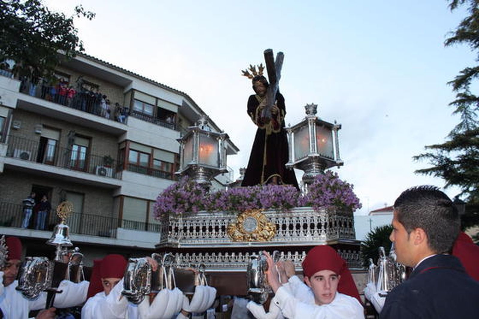 Jesús de la Pasión desfila por las calles lucentinas. / Almudena R. Yébenes