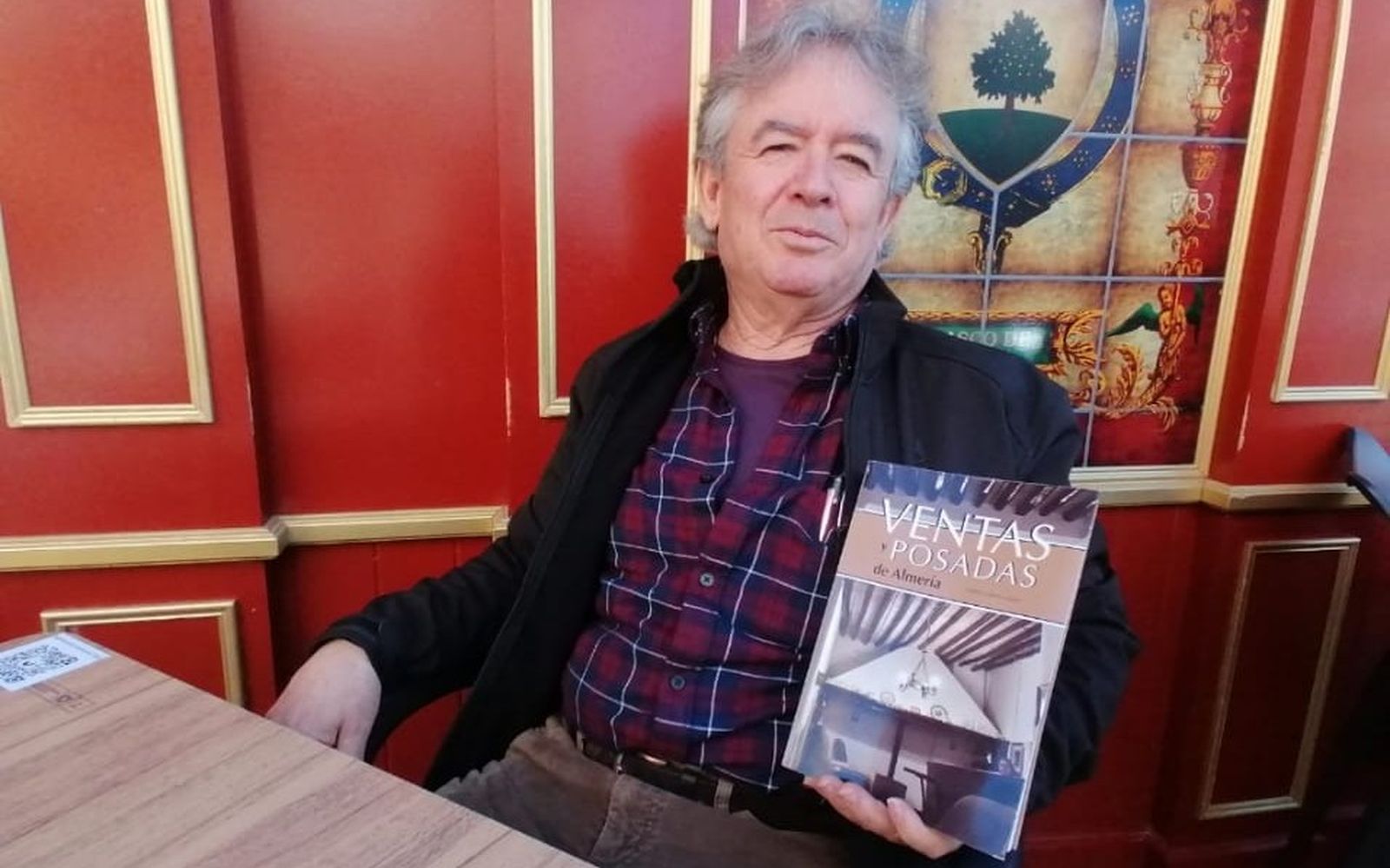 Andrés Cabrera López con la obra que acaba de publicar, un volumen centrado en las Ventas y Posadas de toda Almería.