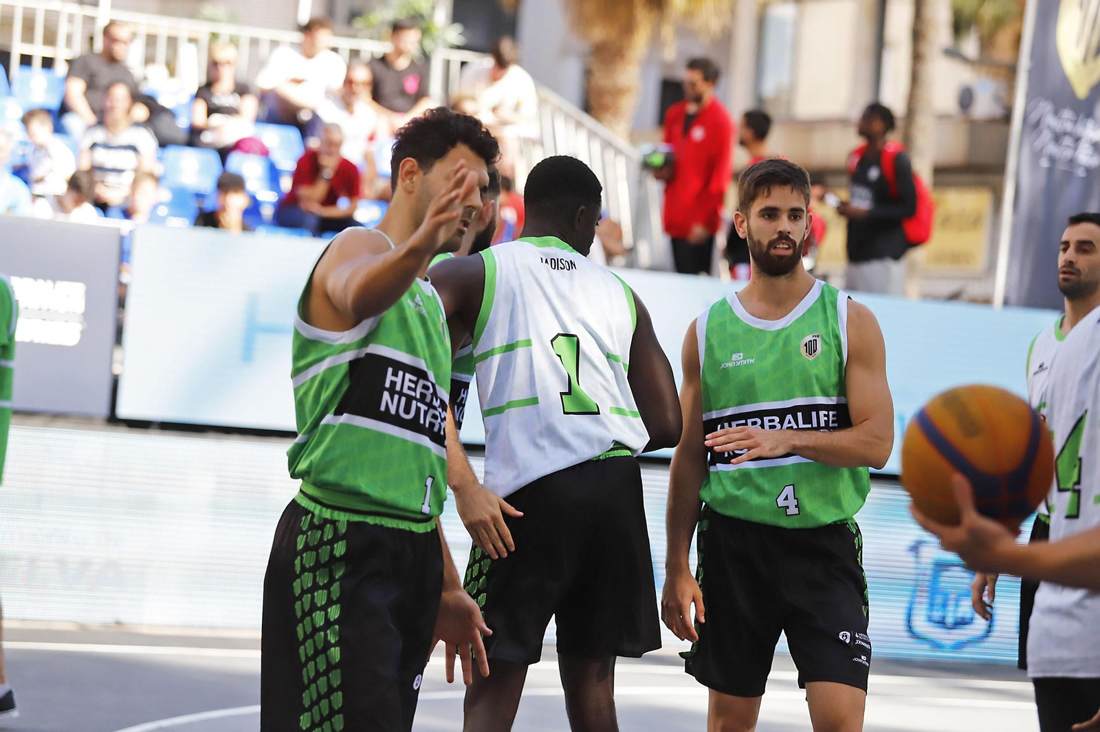 Imágenes del circuito Herbalife 3x3 de baloncesto en la Plaza de Las Monjas de Huelva