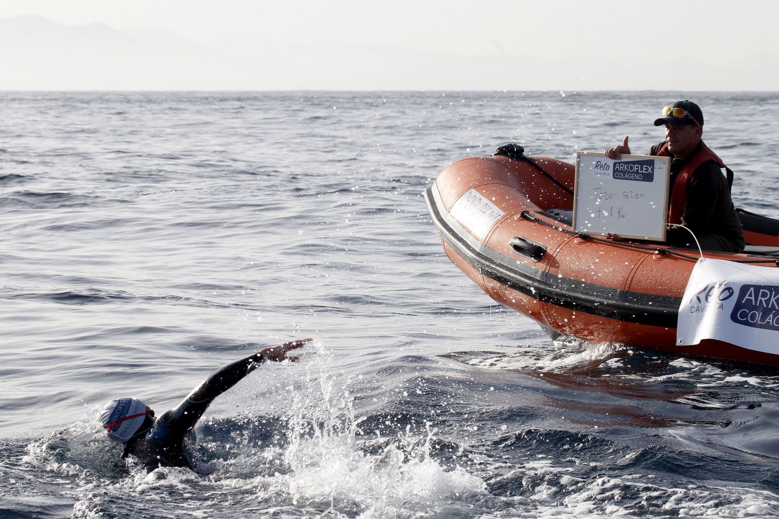 David Meca, ayer durante la travesía a nado del Estrecho de Gibraltar.