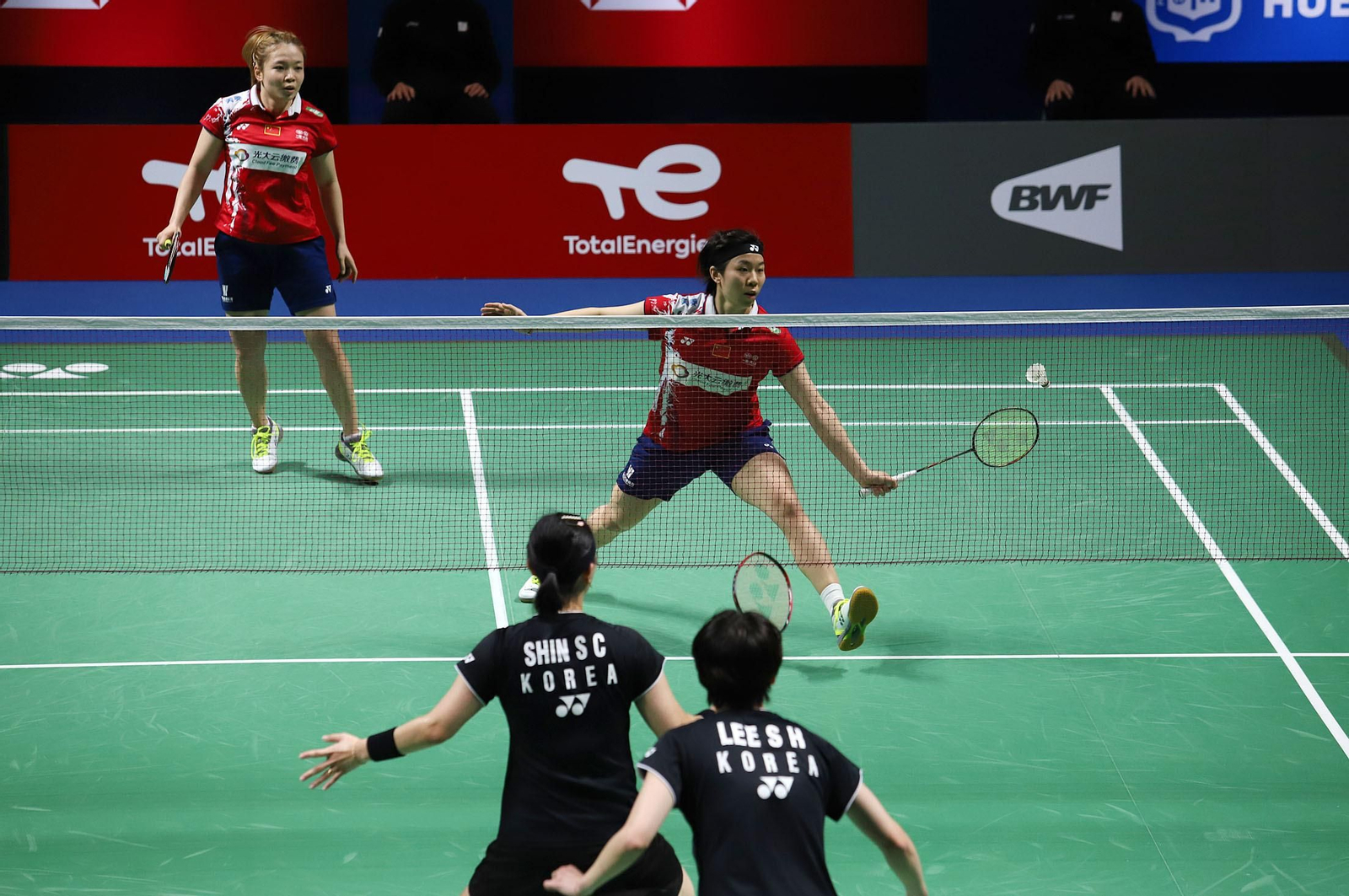 Huelva 2021: final doble femenina CHEN Qing Chen, JIA Yi Fan-LEE Sohee,SHIN Seungchan. Mundial de Bádminton Huelva´21
