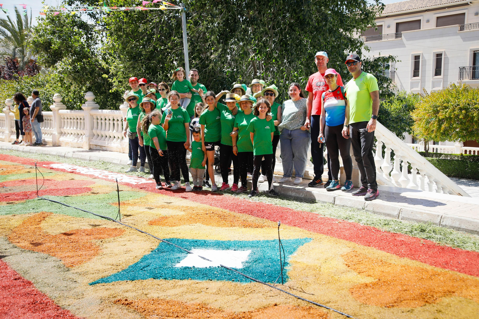 Así es la gran alfombra de serrín para que levite la Virgen de Fátima de Tíjola