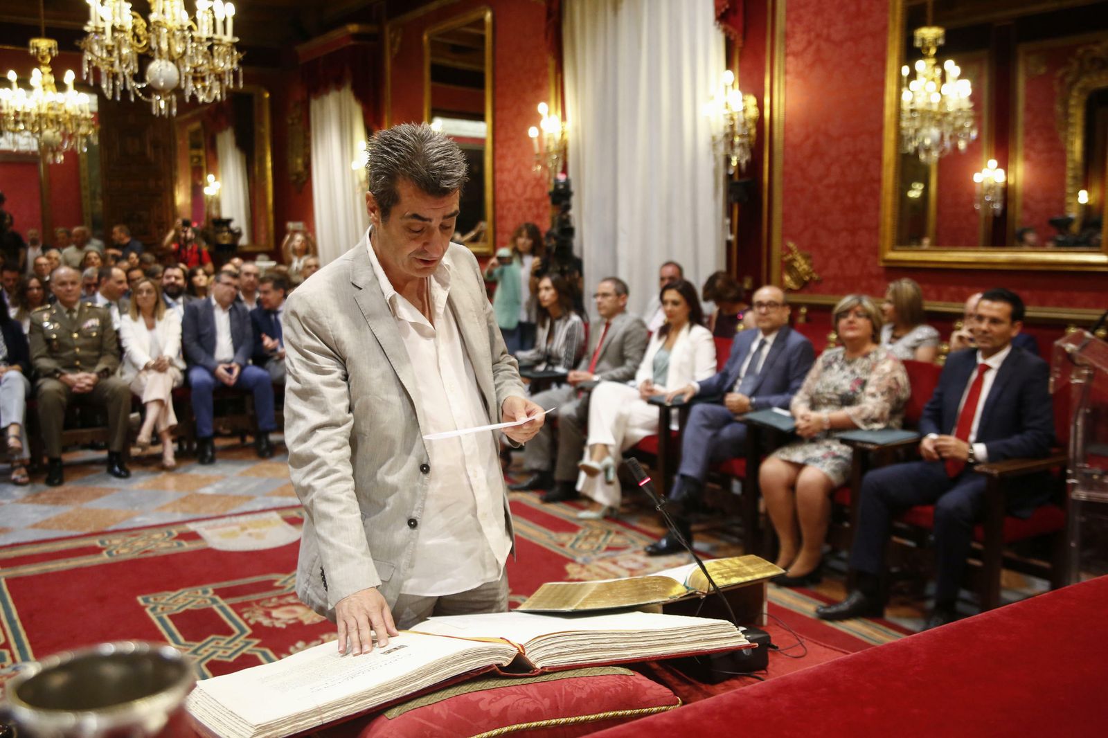 Las imágenes de la jornada de constitución del Ayuntamiento de Granada