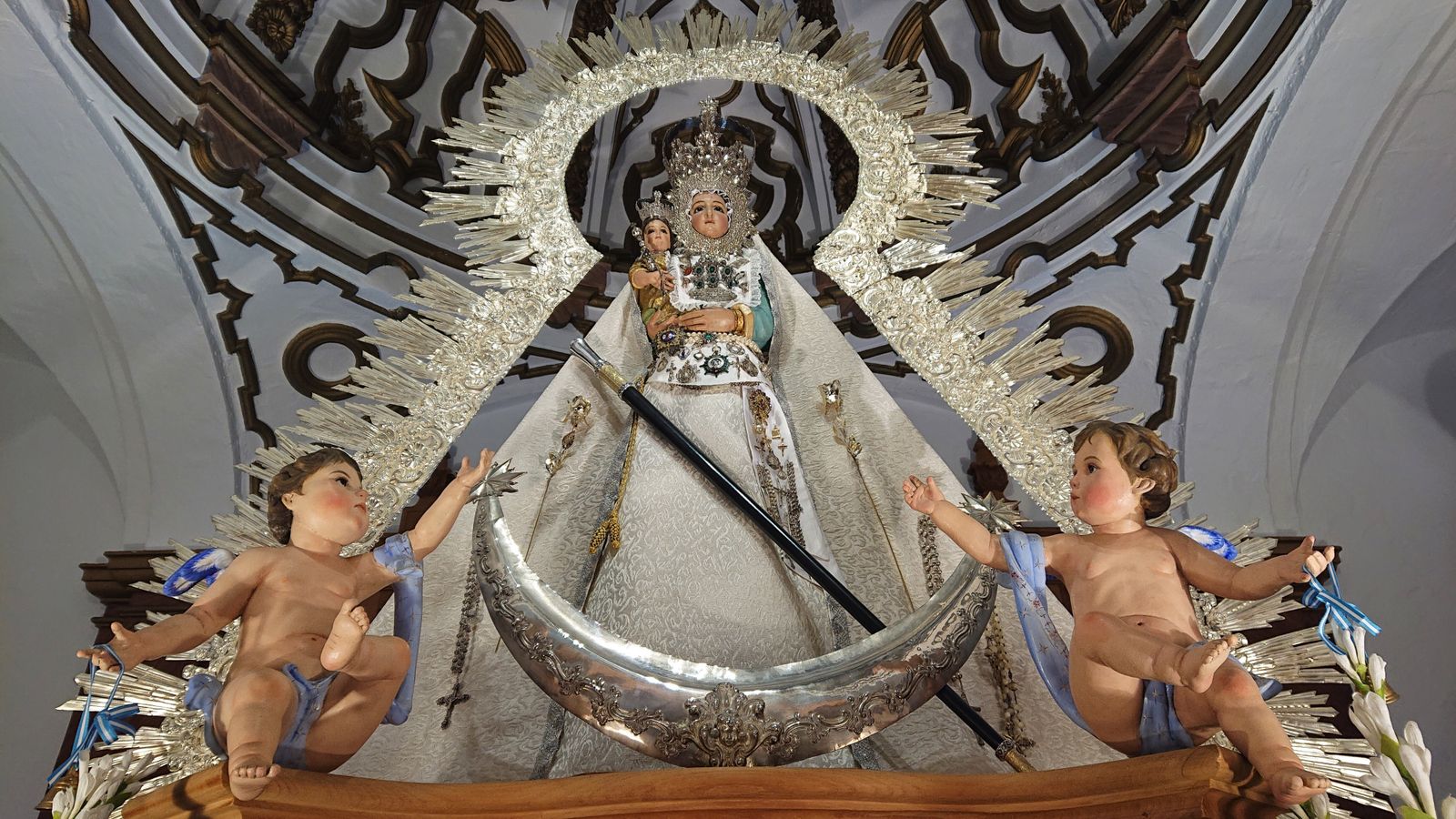 La Virgen de la Estrella, con la vara de Alcaldesa Perpetua de Villa del Río.
